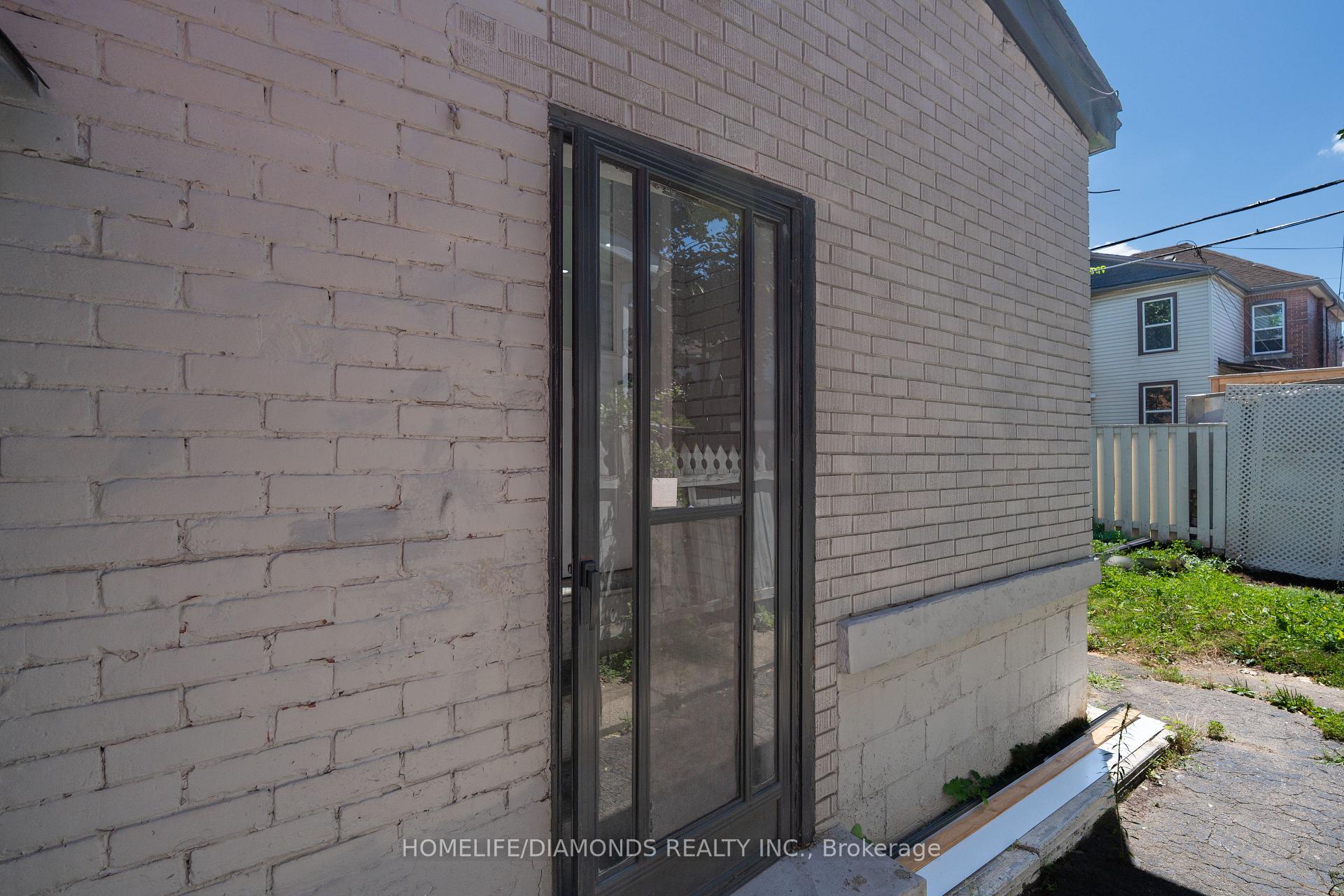 Photo 3 of 20 Somerset Avenue, Hamilton, Gibson — HOMEH