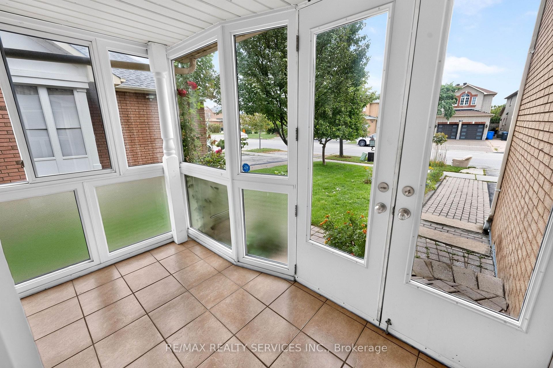 Photo 2 of 703 Twain Avenue, Mississauga, Meadowvale Village — HOMEH