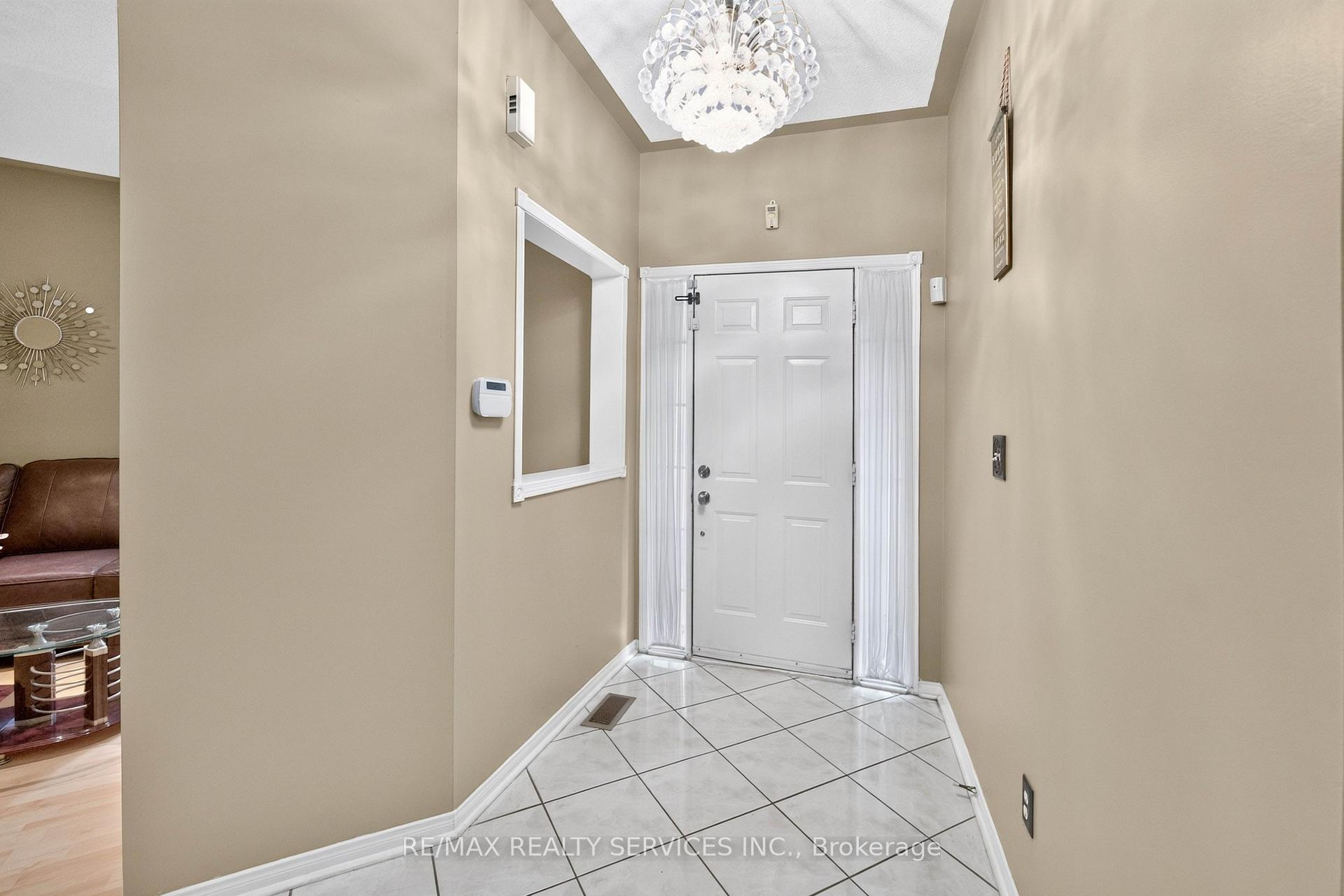 Photo 3 of 703 Twain Avenue, Mississauga, Meadowvale Village — HOMEH