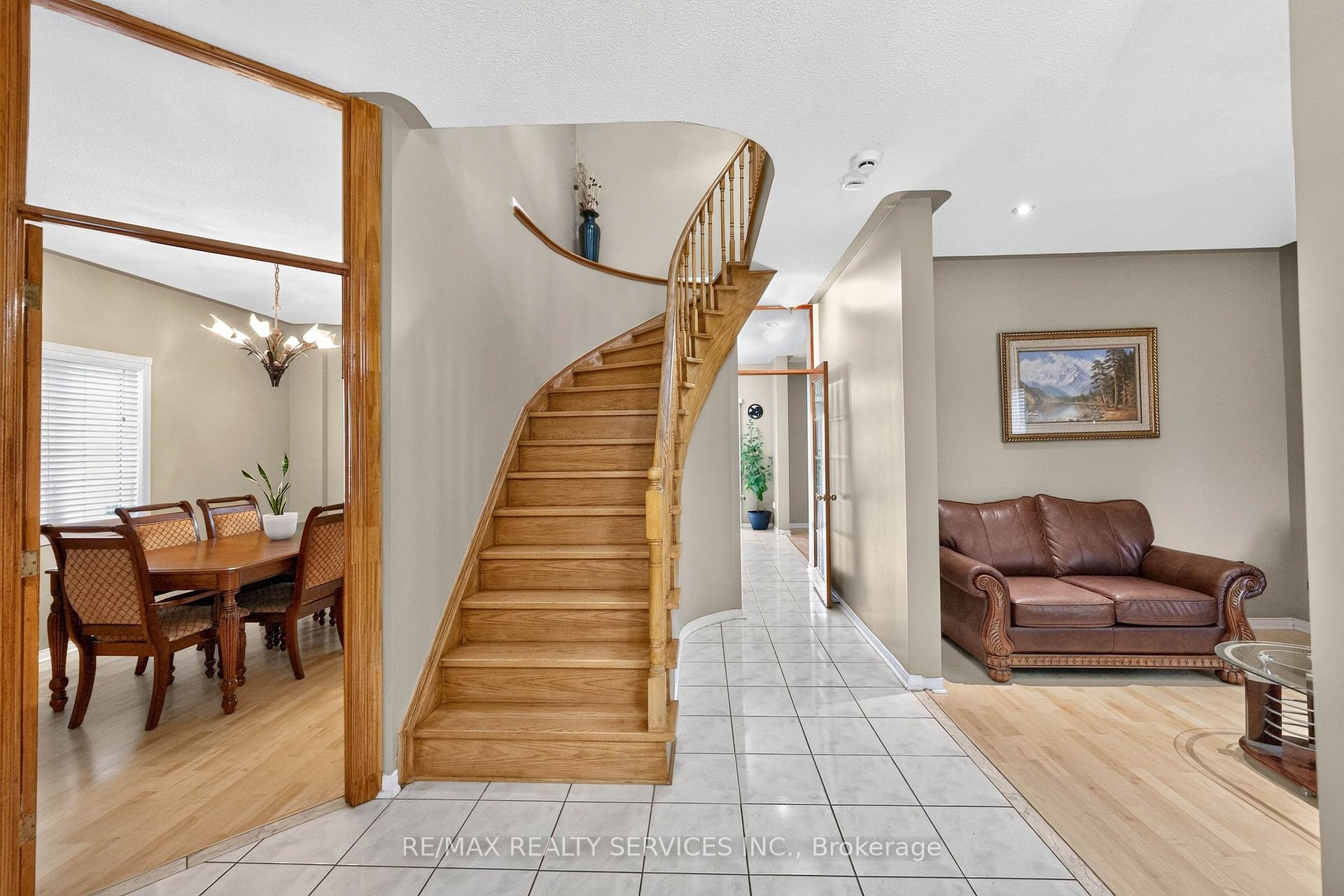 Photo 4 of 703 Twain Avenue, Mississauga, Meadowvale Village — HOMEH