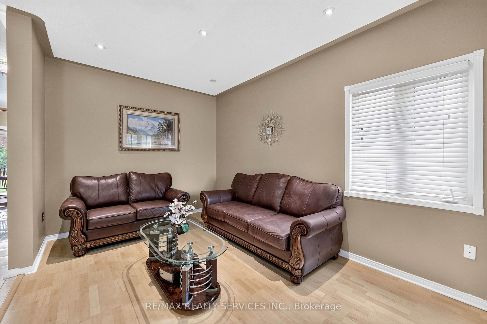 Photo 5 of 703 Twain Avenue, Mississauga, Meadowvale Village — HOMEH