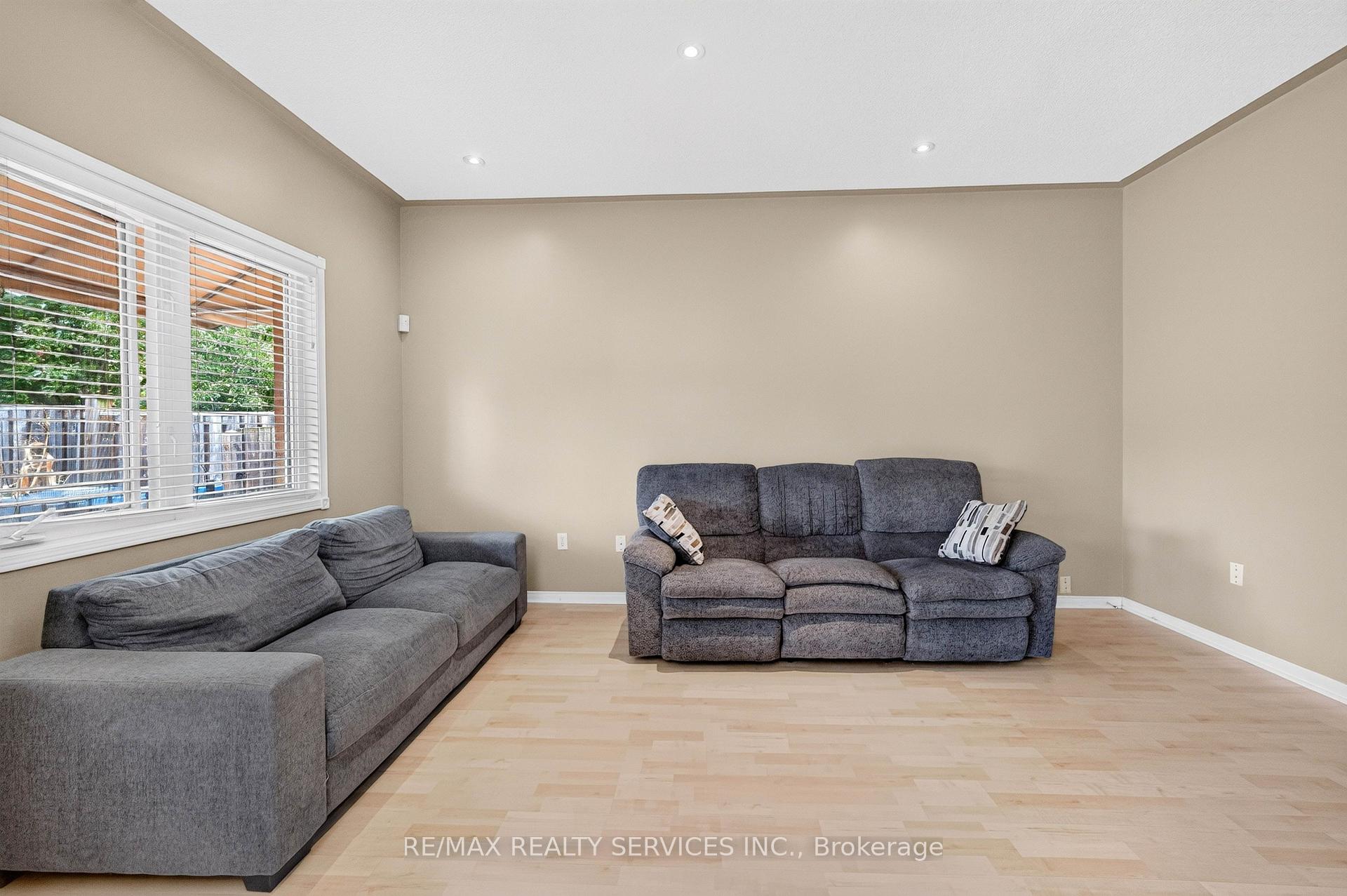 Photo 8 of 703 Twain Avenue, Mississauga, Meadowvale Village — HOMEH