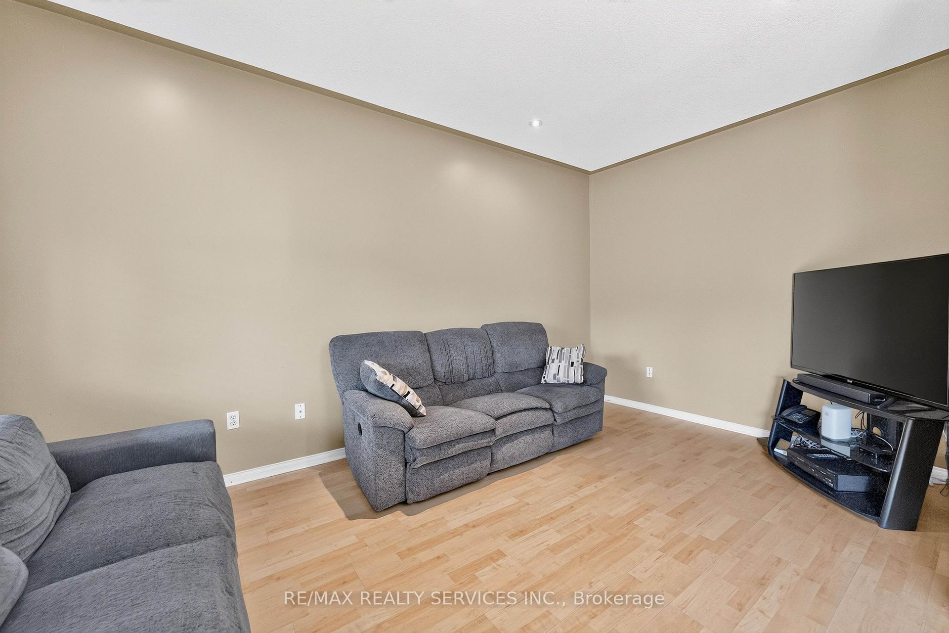 Photo 10 of 703 Twain Avenue, Mississauga, Meadowvale Village — HOMEH