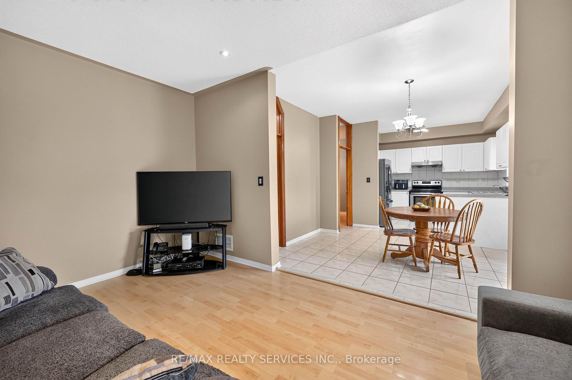 Photo 11 of 703 Twain Avenue, Mississauga, Meadowvale Village — HOMEH