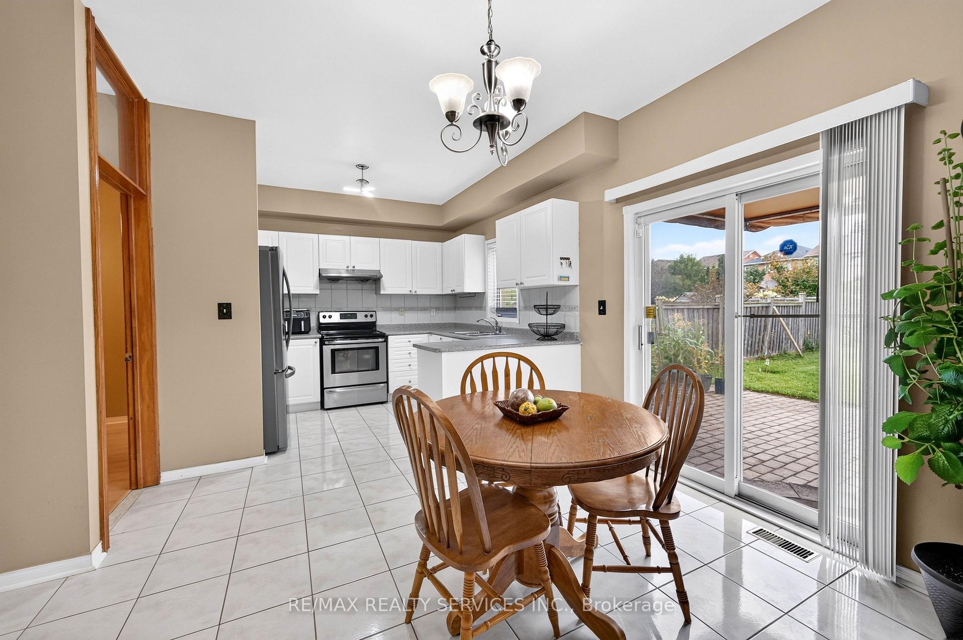 Photo 12 of 703 Twain Avenue, Mississauga, Meadowvale Village — HOMEH