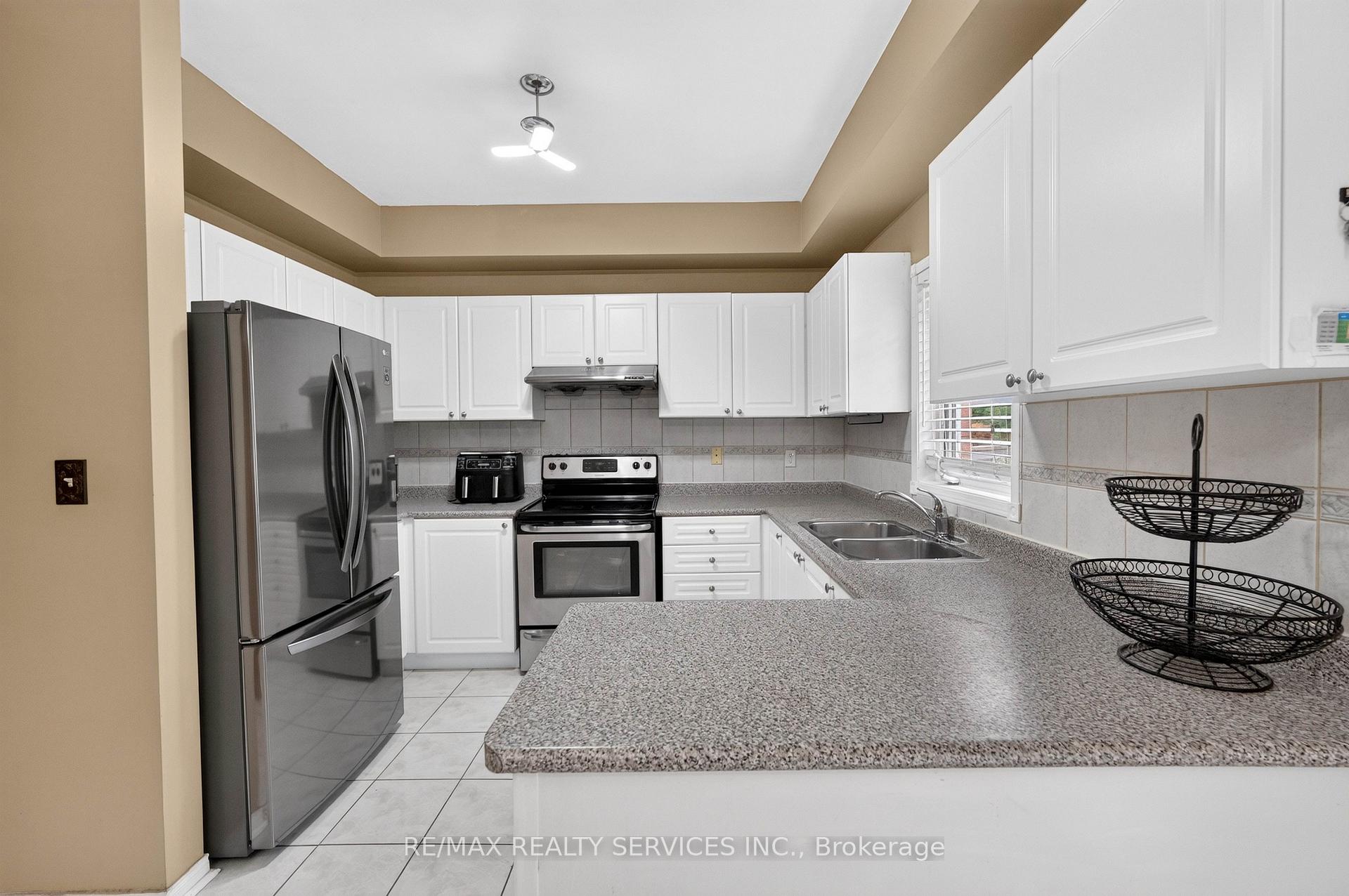 Photo 14 of 703 Twain Avenue, Mississauga, Meadowvale Village — HOMEH