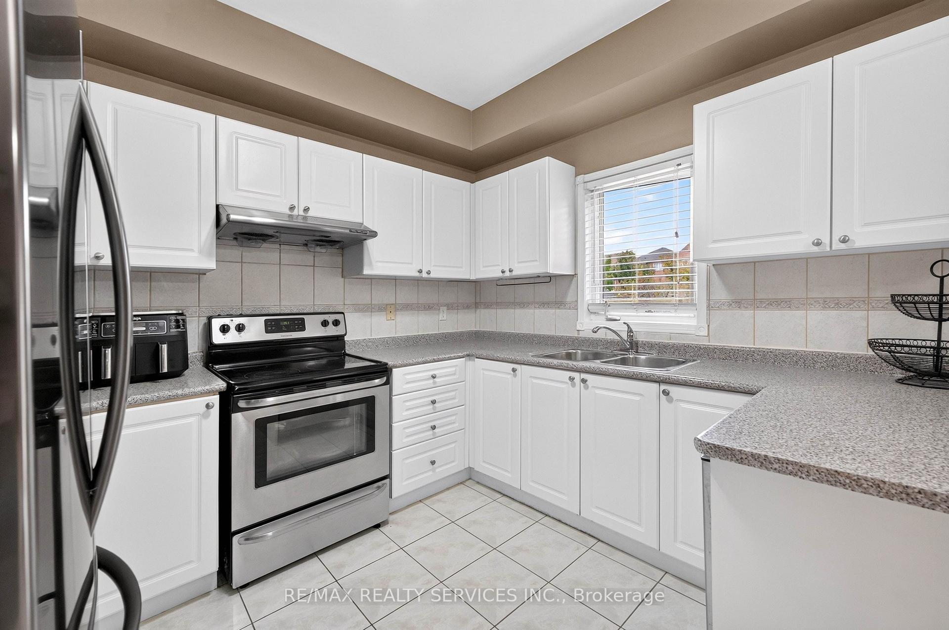 Photo 15 of 703 Twain Avenue, Mississauga, Meadowvale Village — HOMEH