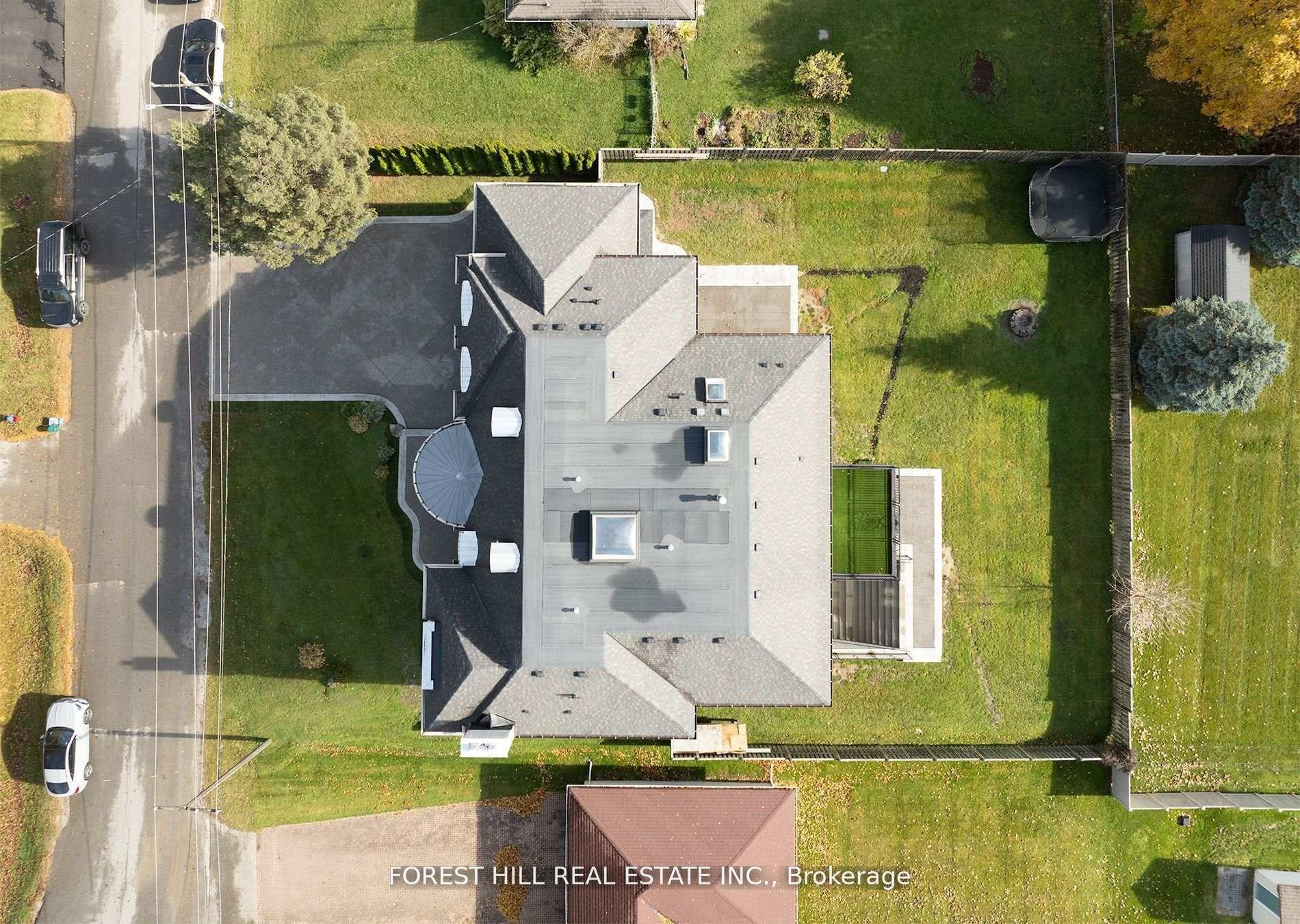 Photo 4 of 39 Patricia Drive E, King, King City — HOMEH