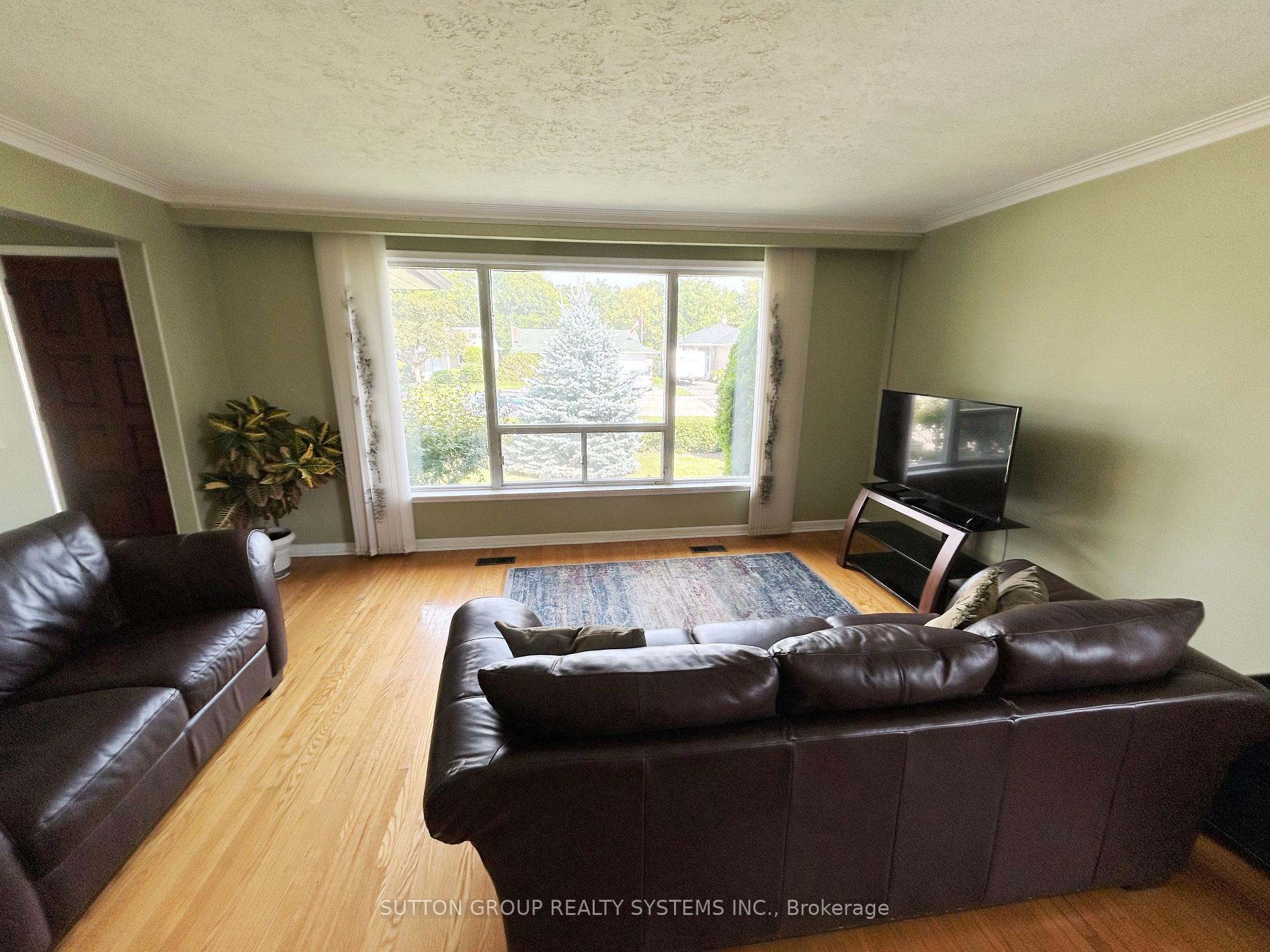 Photo 9 of 20 Taysham Crescent, Etobicoke, Thistletown-Beaumonde Heights — HOMEH