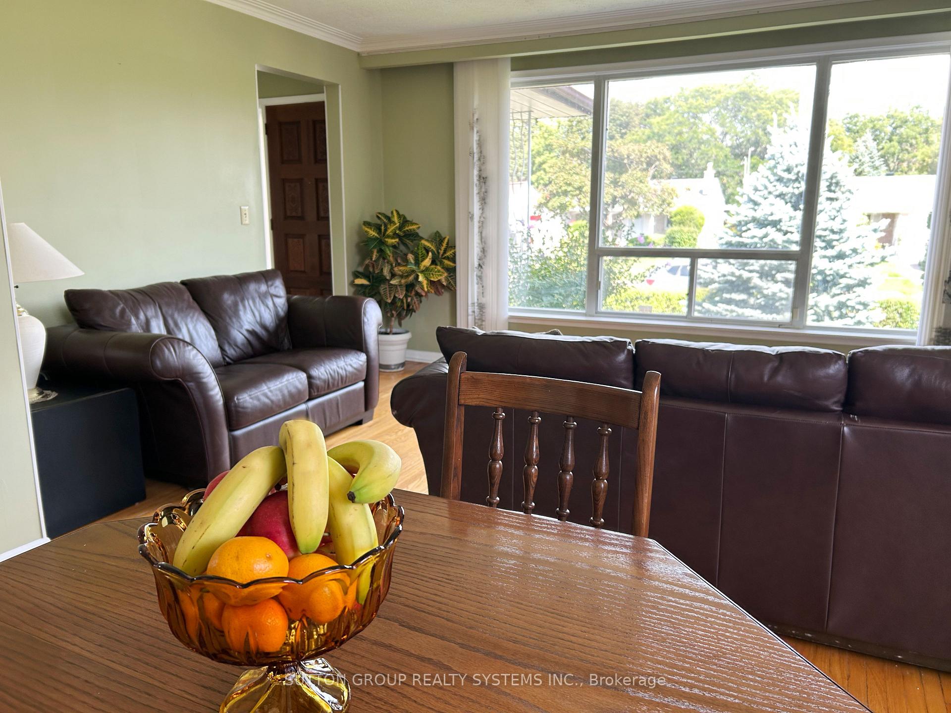 Photo 14 of 20 Taysham Crescent, Etobicoke, Thistletown-Beaumonde Heights — HOMEH
