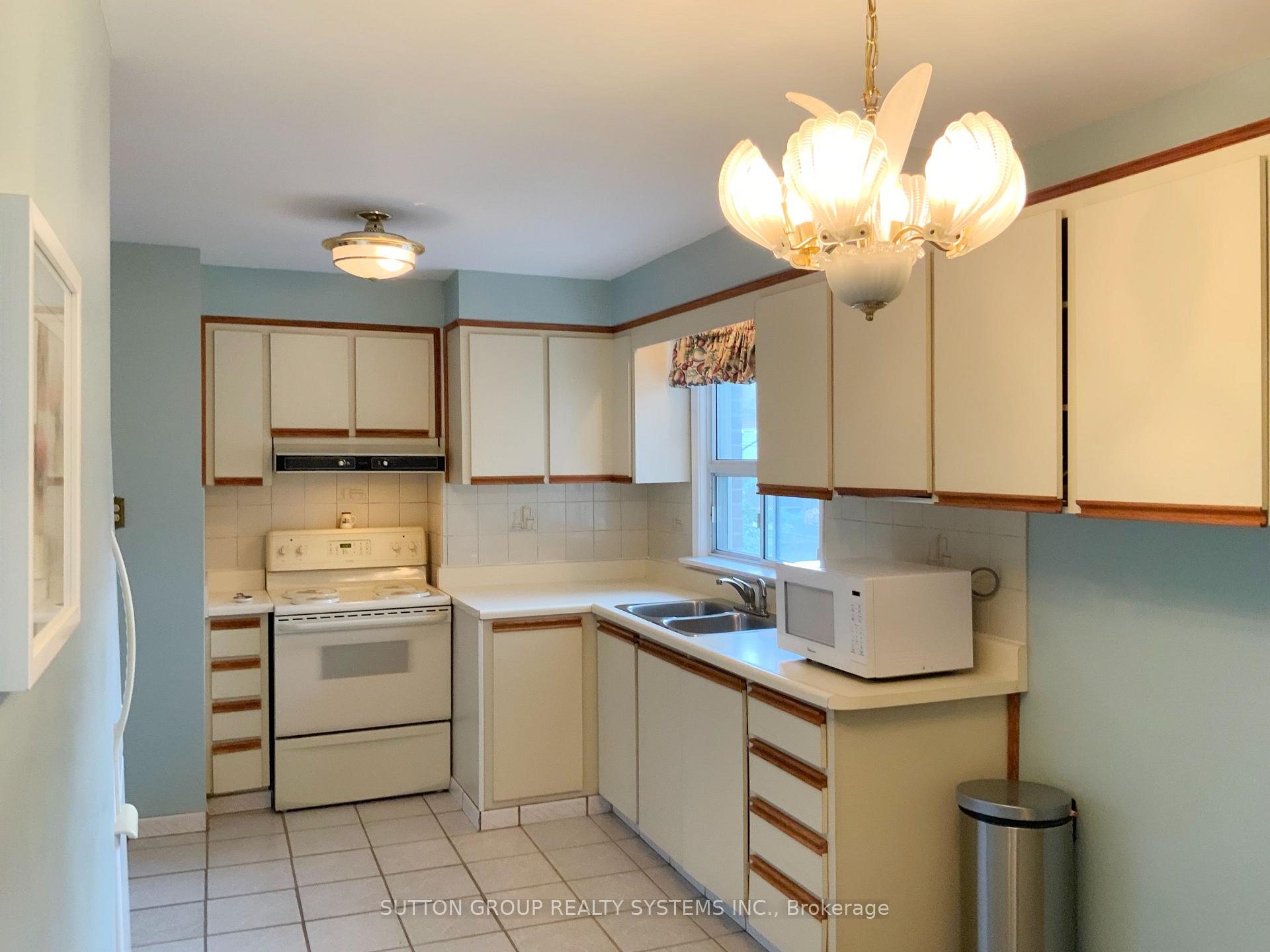 Photo 16 of 20 Taysham Crescent, Etobicoke, Thistletown-Beaumonde Heights — HOMEH