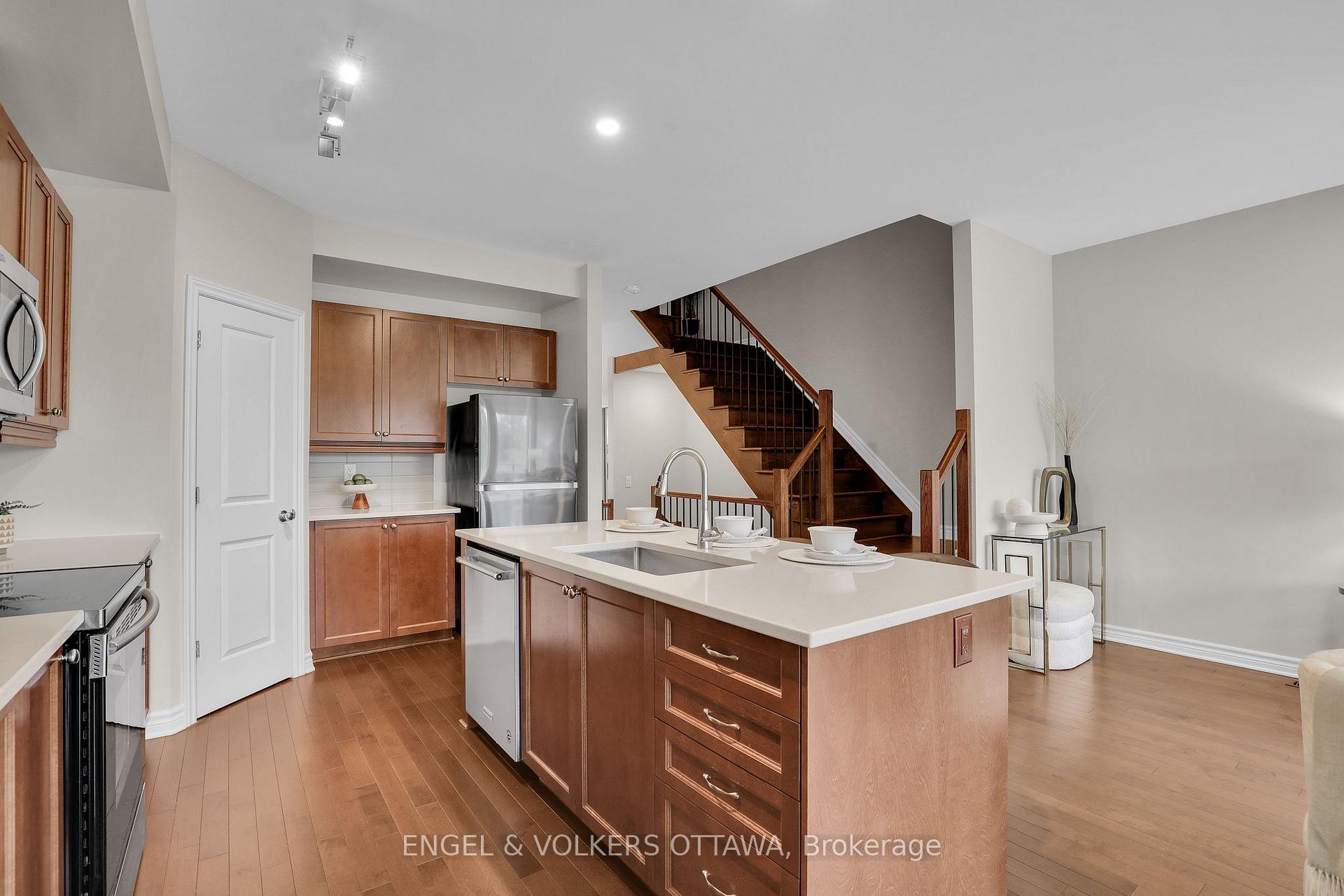 Photo 6 of 765 Dearborn Private, Ottawa, Blossom Park/Kemp Park/Findlay Creek — HOMEH