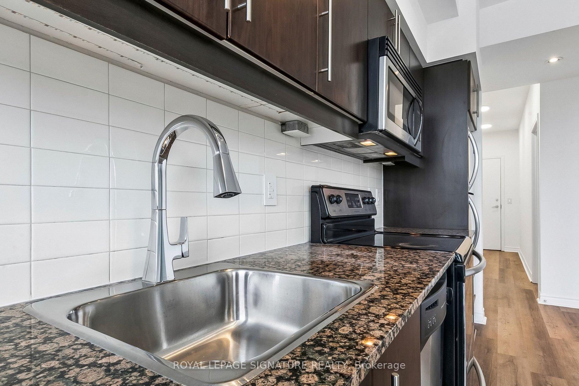 Photo 12 of Unit 923, 2885 Bayview Avenue, North York, Bayview Village — HOMEH