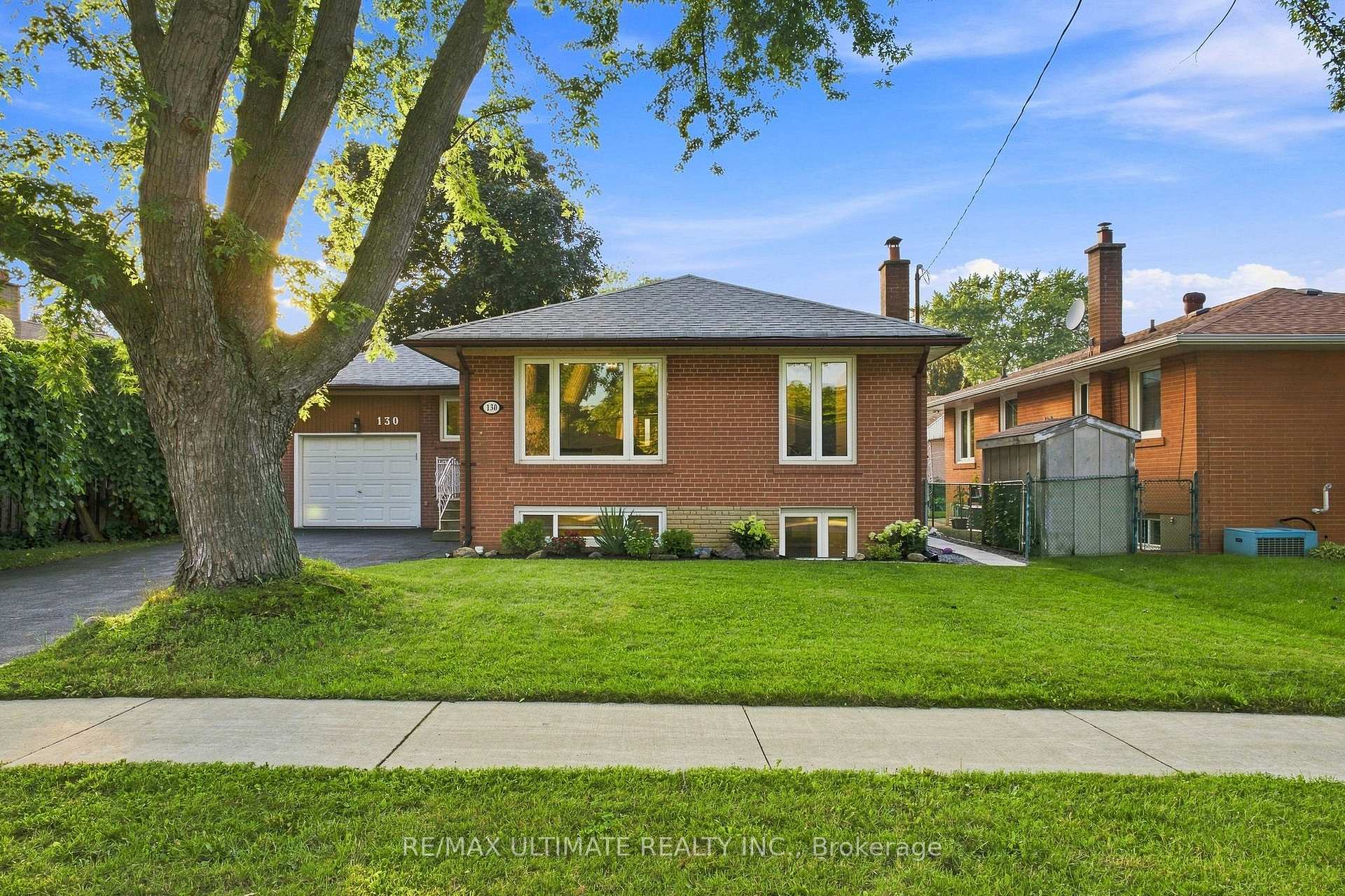 Photo 2 of 130 Thistle Down Boulevard, Etobicoke, Thistletown-Beaumonde Heights — HOMEH