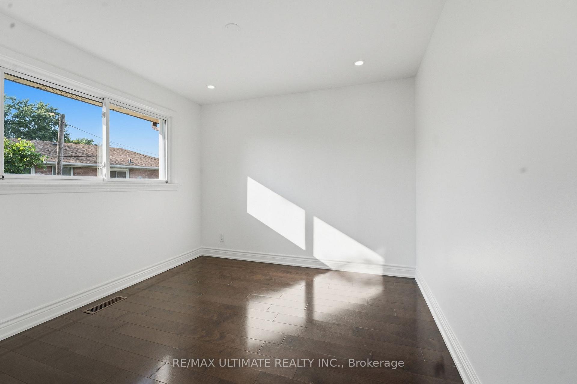 Photo 19 of 130 Thistle Down Boulevard, Etobicoke, Thistletown-Beaumonde Heights — HOMEH