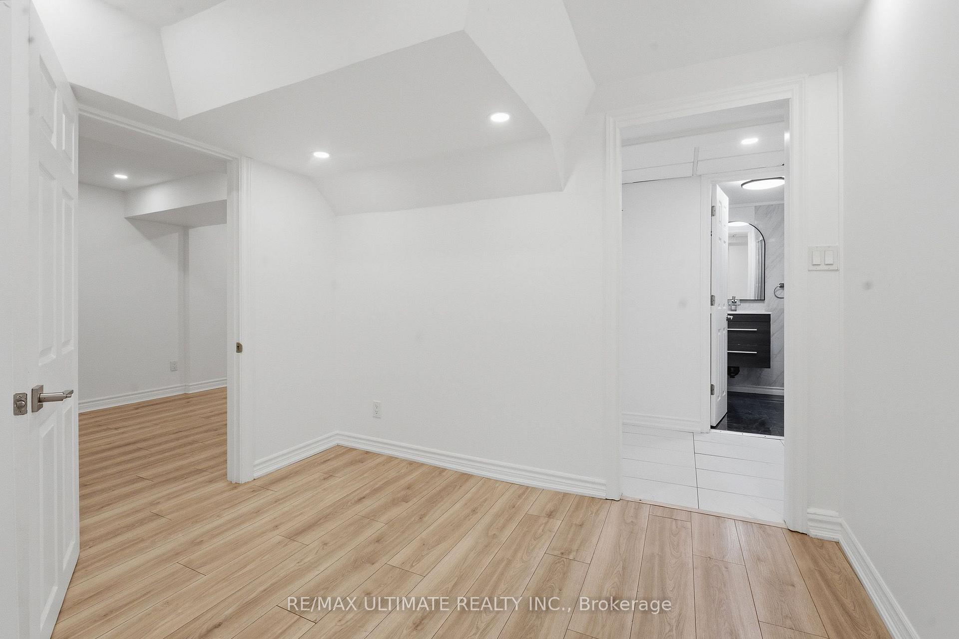 Photo 32 of 130 Thistle Down Boulevard, Etobicoke, Thistletown-Beaumonde Heights — HOMEH