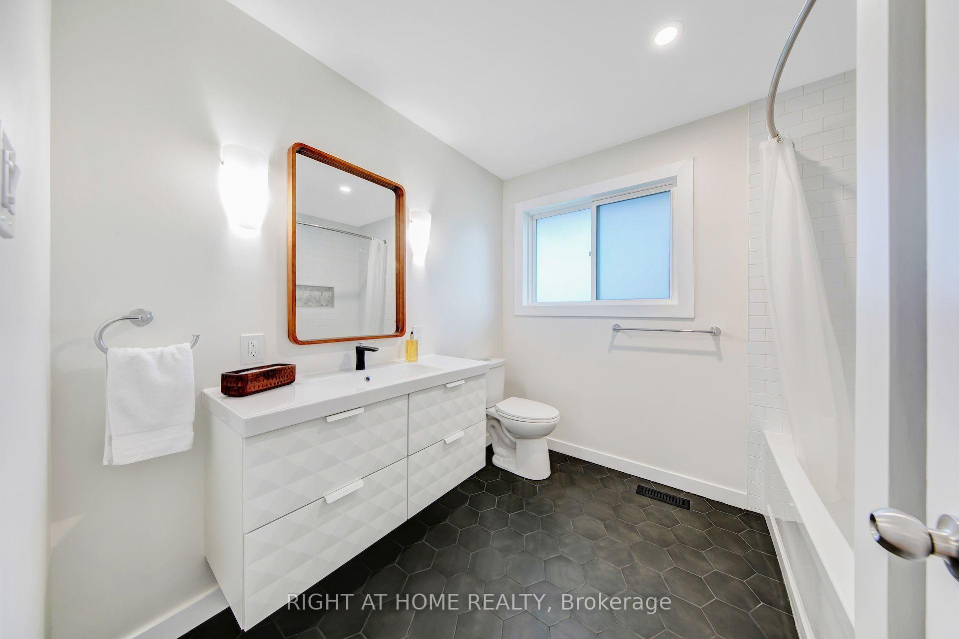 Photo 13 of 305 Daleside Place N, Waterloo, Lakeshore Village — HOMEH