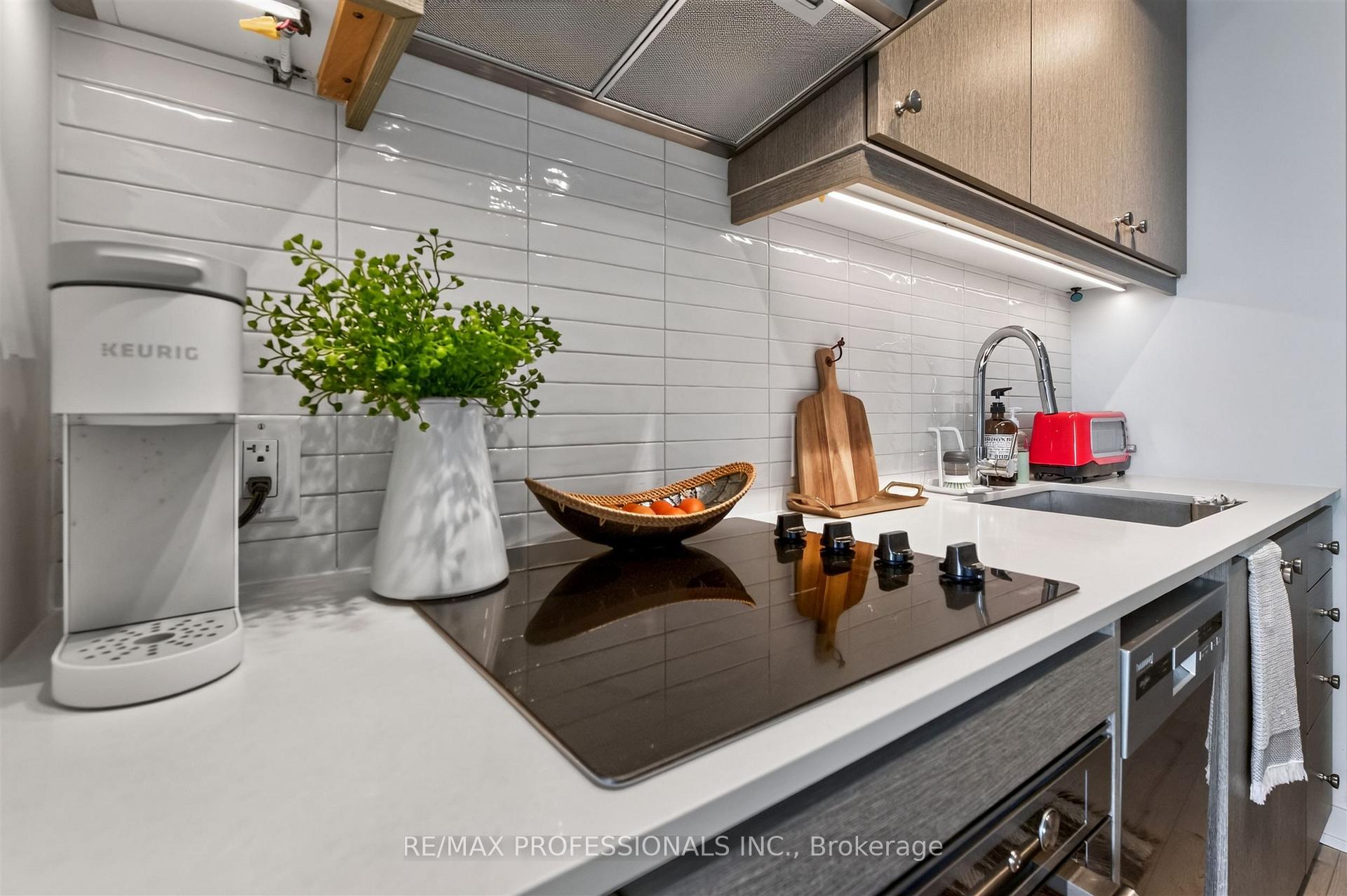 Photo 12 of Unit 604, 9 Tecumseth Street, Toronto, Niagara — HOMEH