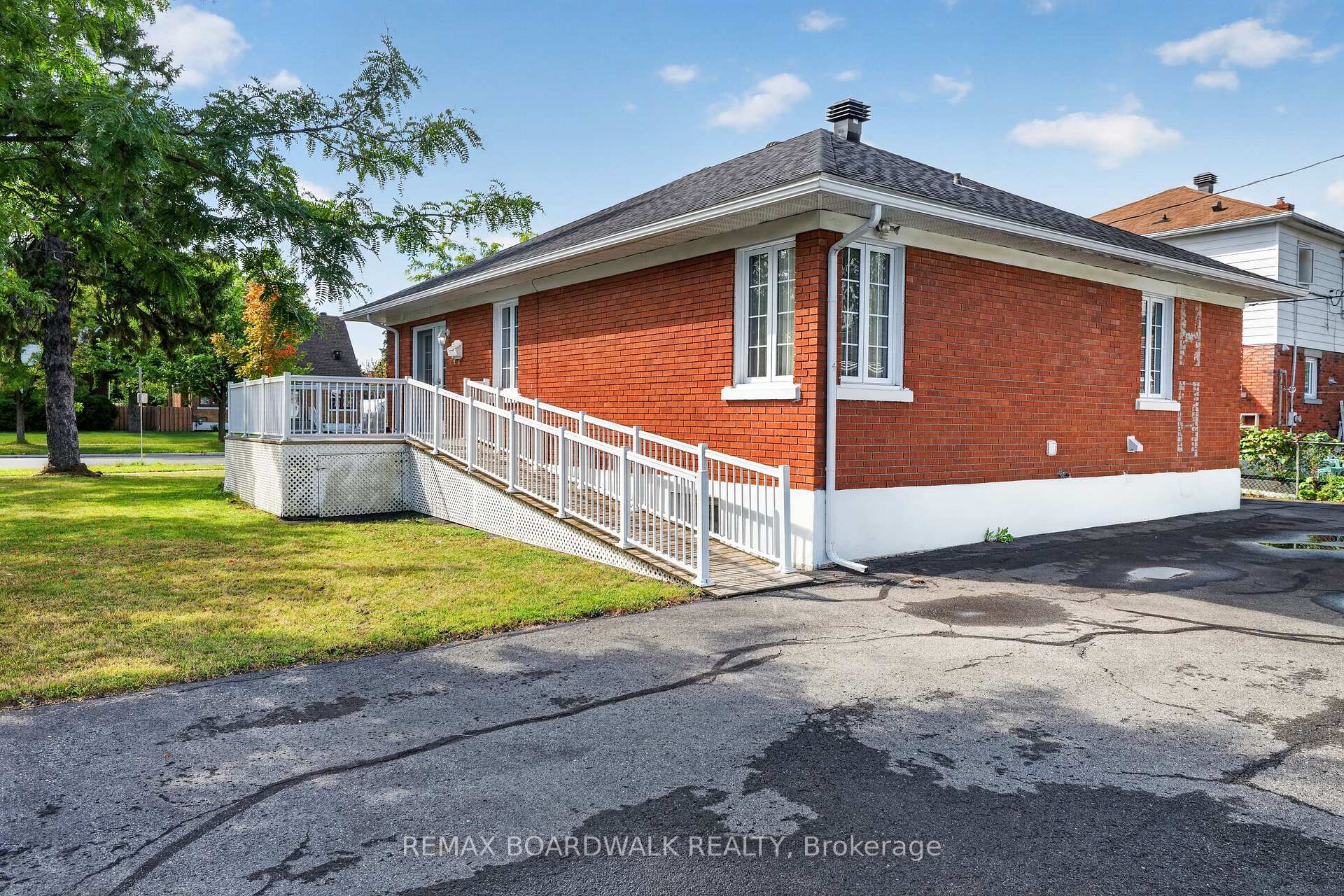 Photo 4 of 583 Donald Street, Ottawa, Overbrook/Castle Heights — HOMEH