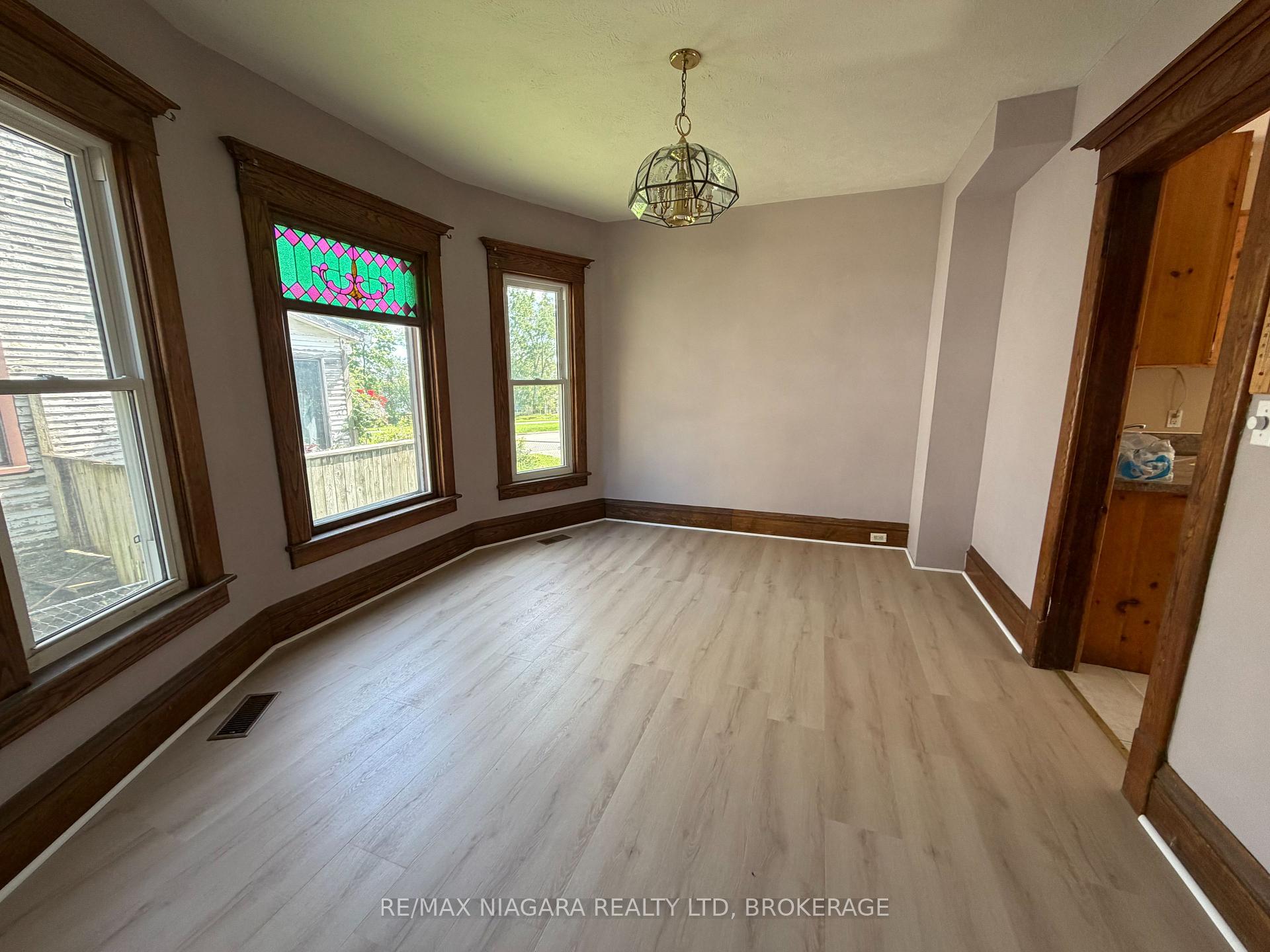 Photo 4 of 4712 Cookman Crescent, Niagara Falls, Downtown — HOMEH