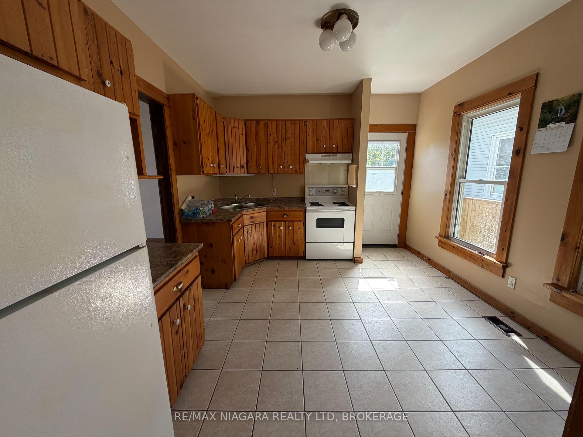Photo 5 of 4712 Cookman Crescent, Niagara Falls, Downtown — HOMEH
