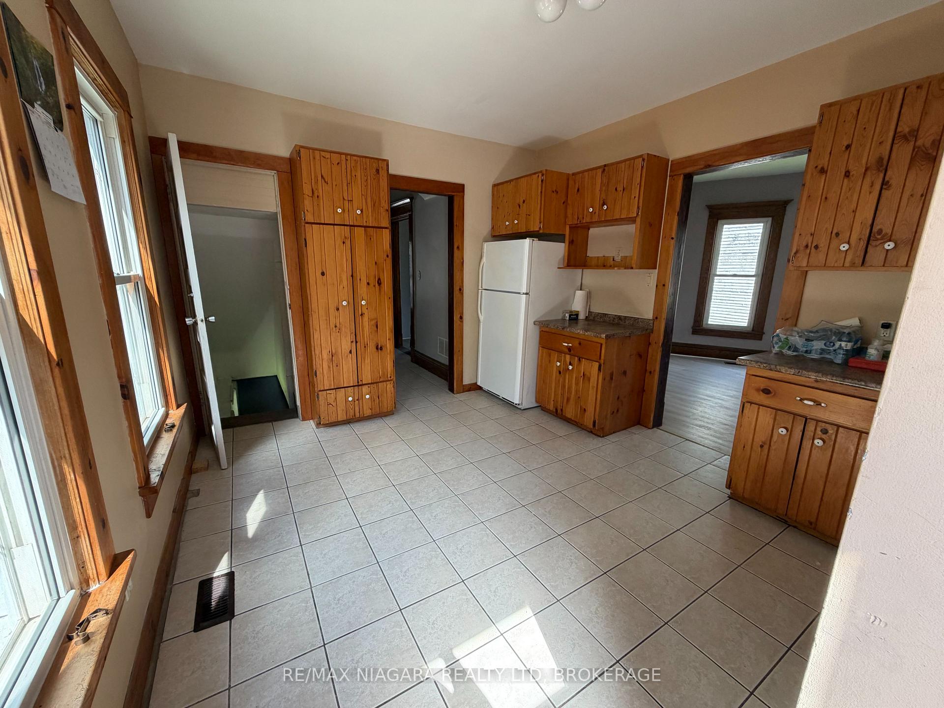 Photo 6 of 4712 Cookman Crescent, Niagara Falls, Downtown — HOMEH