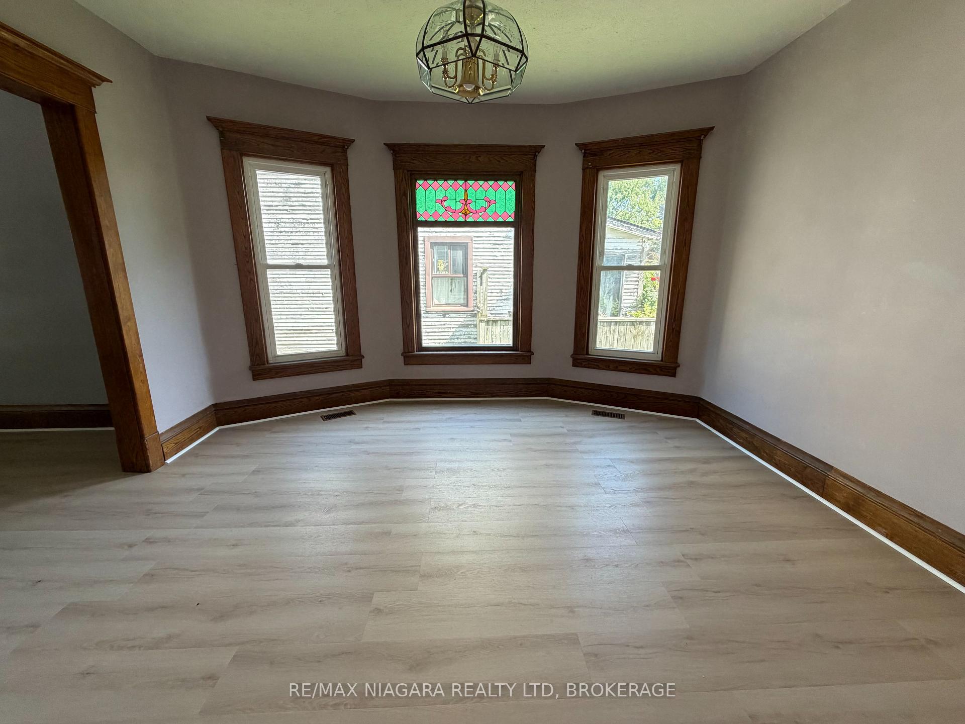 Photo 7 of 4712 Cookman Crescent, Niagara Falls, Downtown — HOMEH