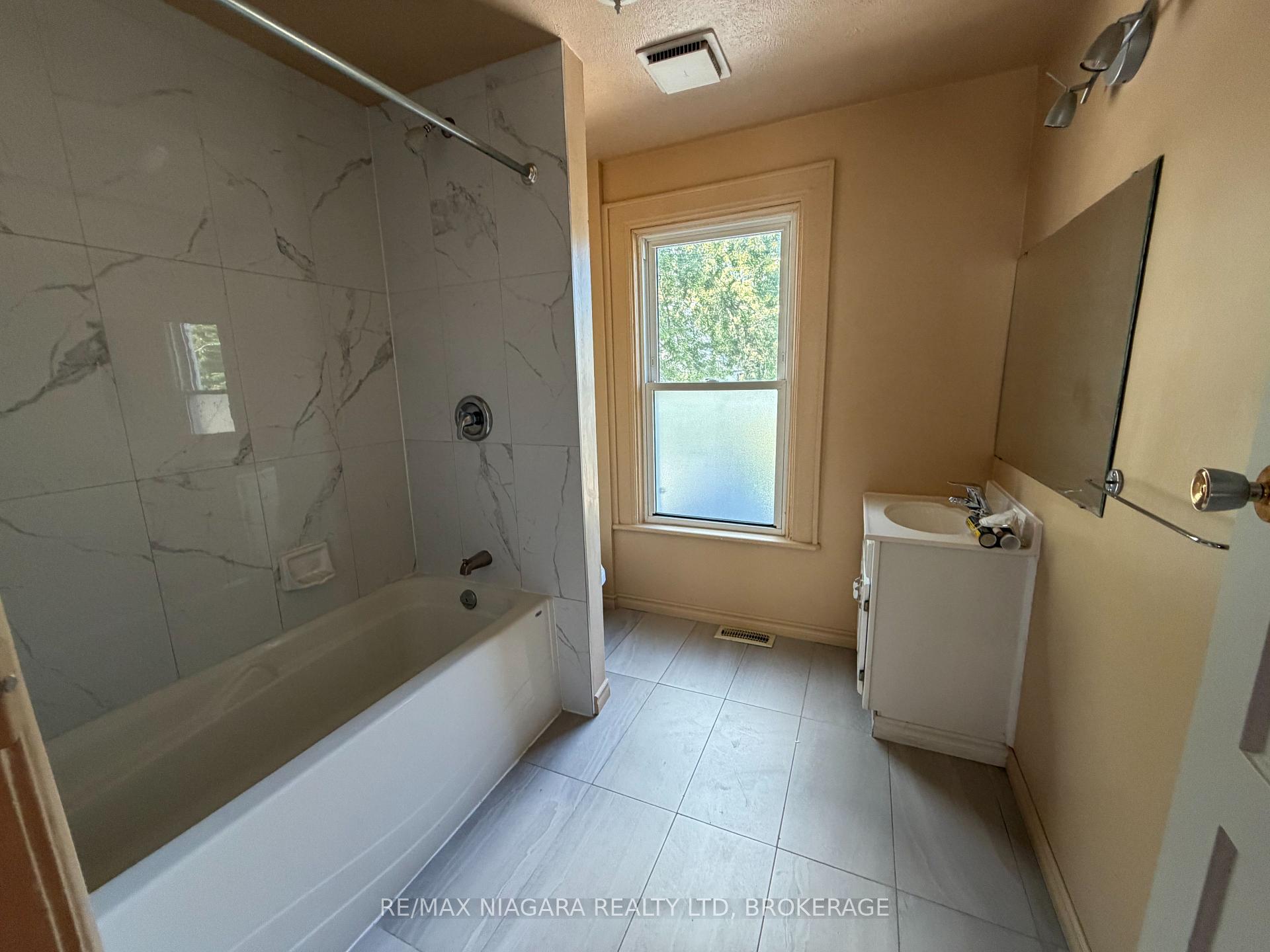 Photo 10 of 4712 Cookman Crescent, Niagara Falls, Downtown — HOMEH