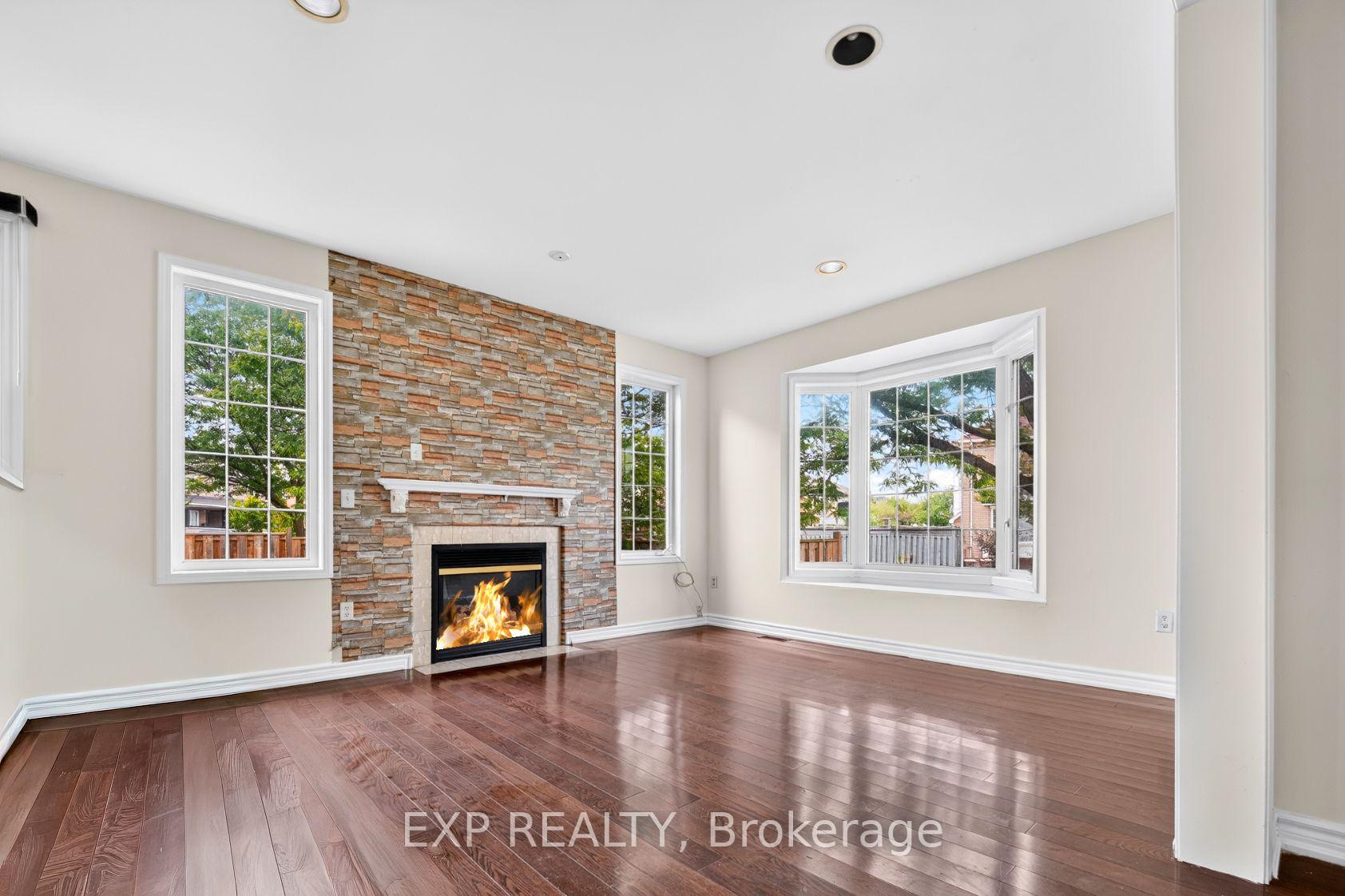 Photo 5 of 34 Cogswell Crescent N, Brampton, Vales of Castlemore — HOMEH