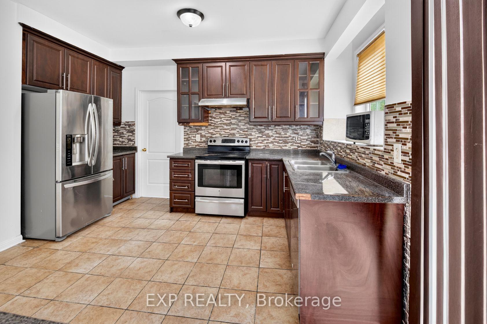 Photo 11 of 34 Cogswell Crescent N, Brampton, Vales of Castlemore — HOMEH