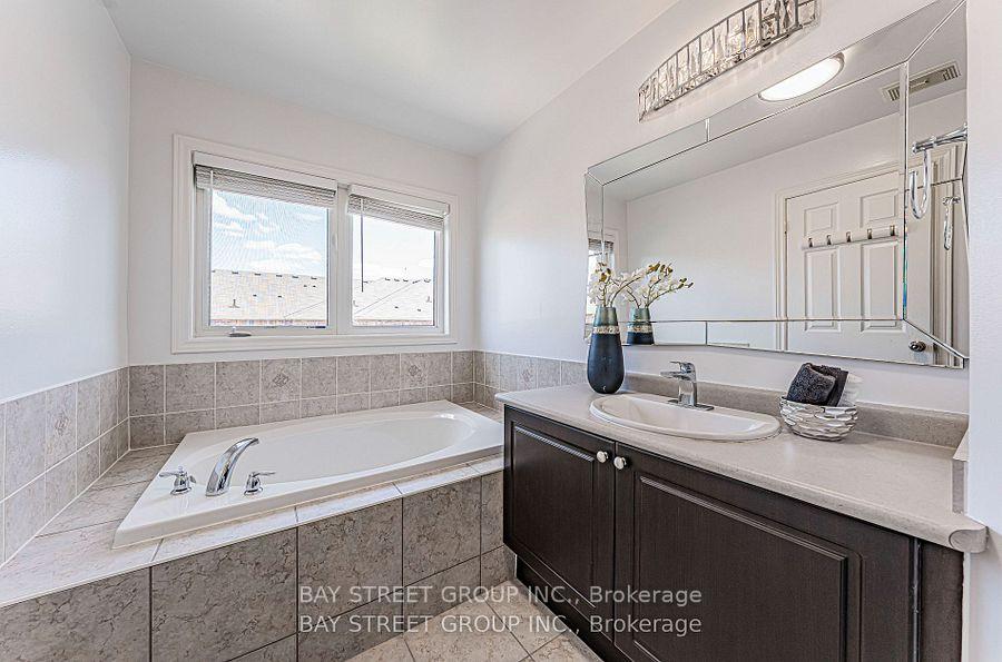 Photo 22 of 28 Rougeview Park Crescent, Markham, Greensborough — HOMEH