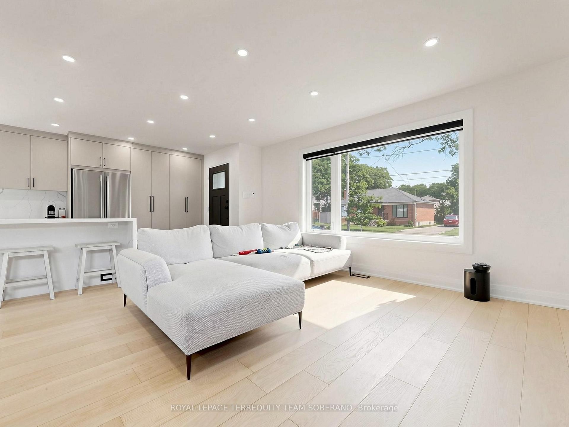 Photo 5 of Unit Upper, 41 Bainbridge Avenue, North York, Clanton Park — HOMEH