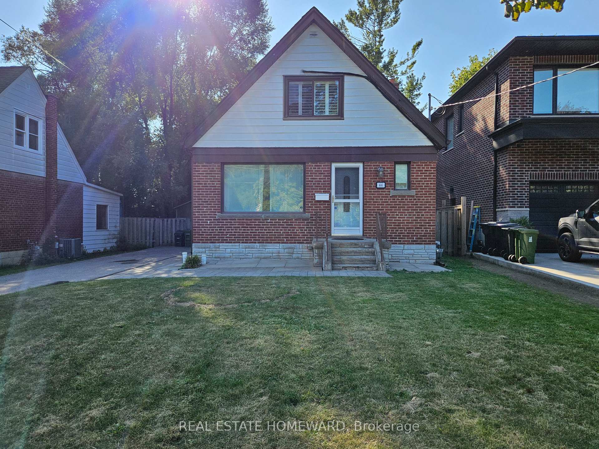 Photo 2 of 44 Harris Park Drive, Scarborough, Clairlea-Birchmount — HOMEH