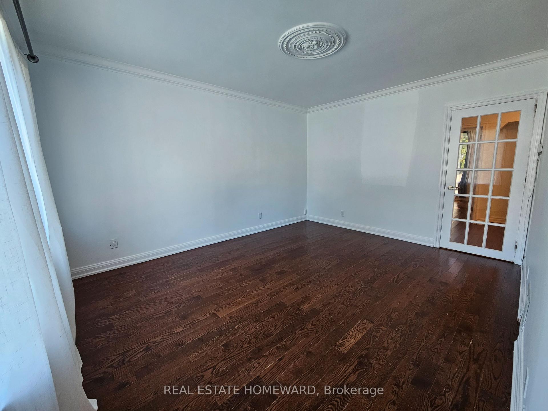 Photo 5 of 44 Harris Park Drive, Scarborough, Clairlea-Birchmount — HOMEH