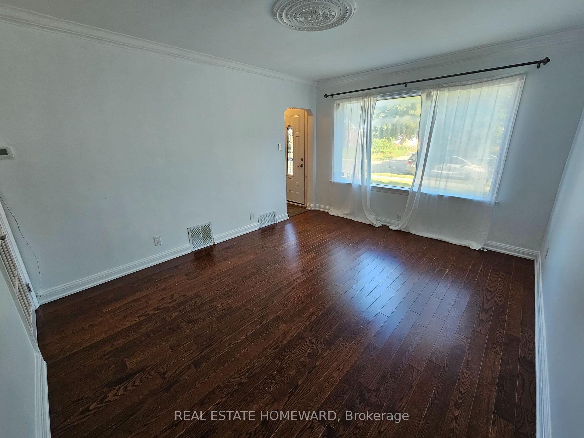 Photo 7 of 44 Harris Park Drive, Scarborough, Clairlea-Birchmount — HOMEH
