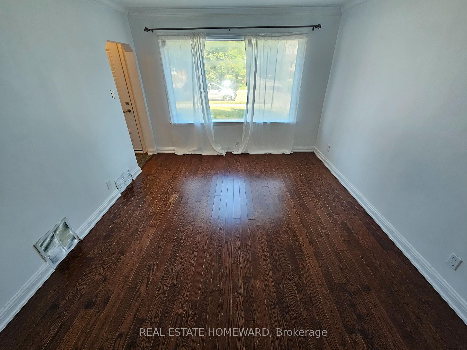 Photo 8 of 44 Harris Park Drive, Scarborough, Clairlea-Birchmount — HOMEH