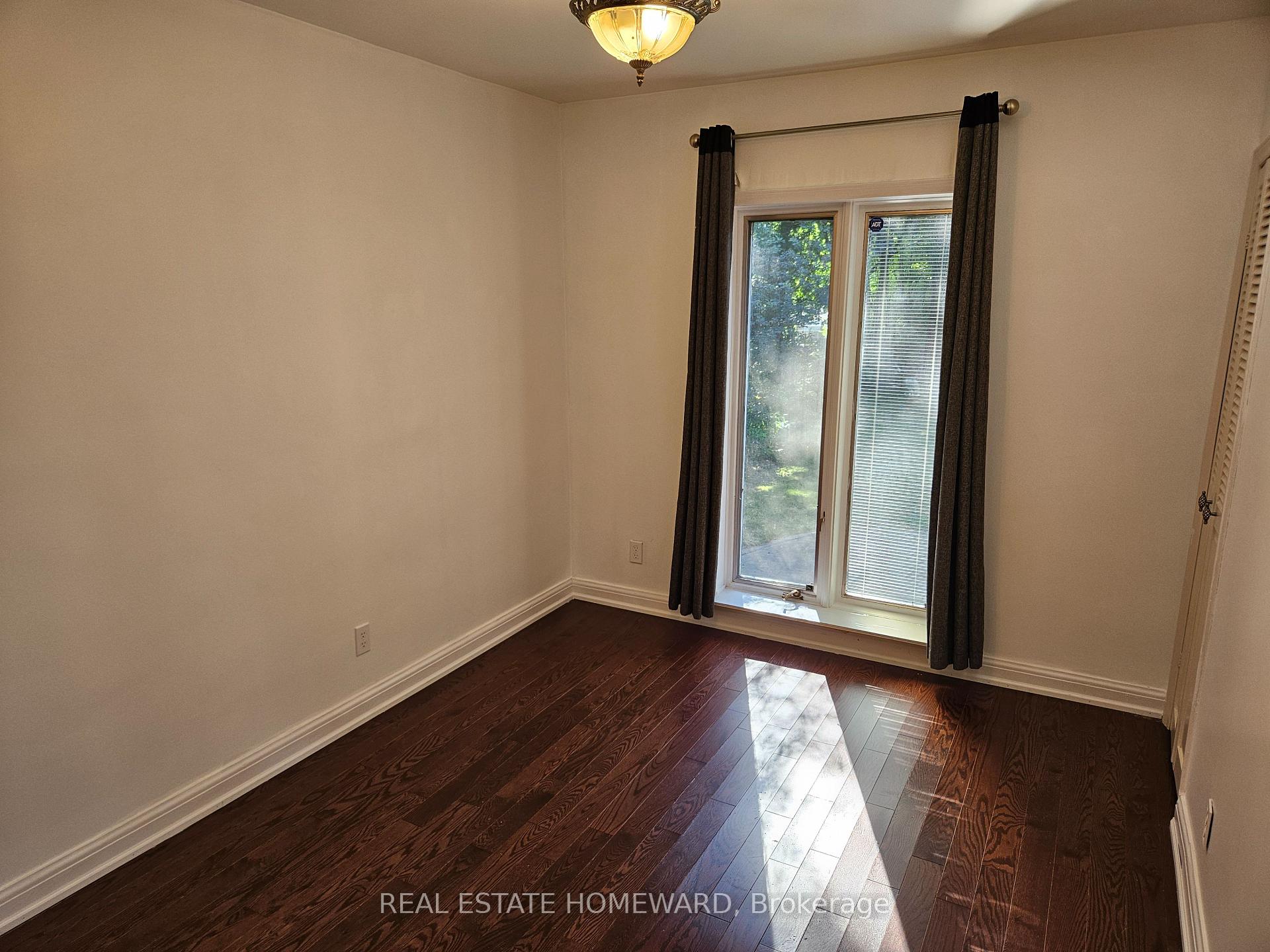 Photo 13 of 44 Harris Park Drive, Scarborough, Clairlea-Birchmount — HOMEH