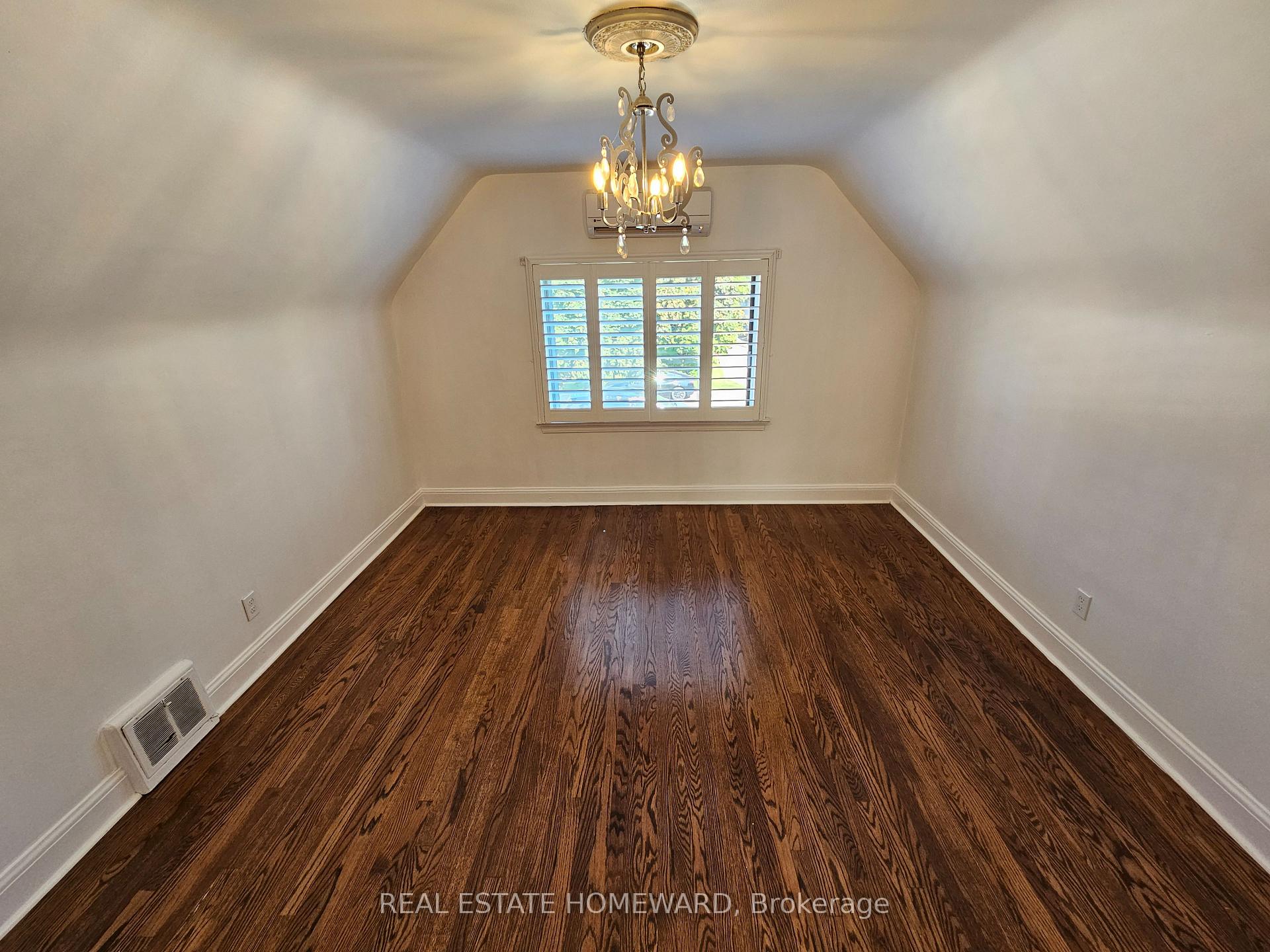 Photo 18 of 44 Harris Park Drive, Scarborough, Clairlea-Birchmount — HOMEH