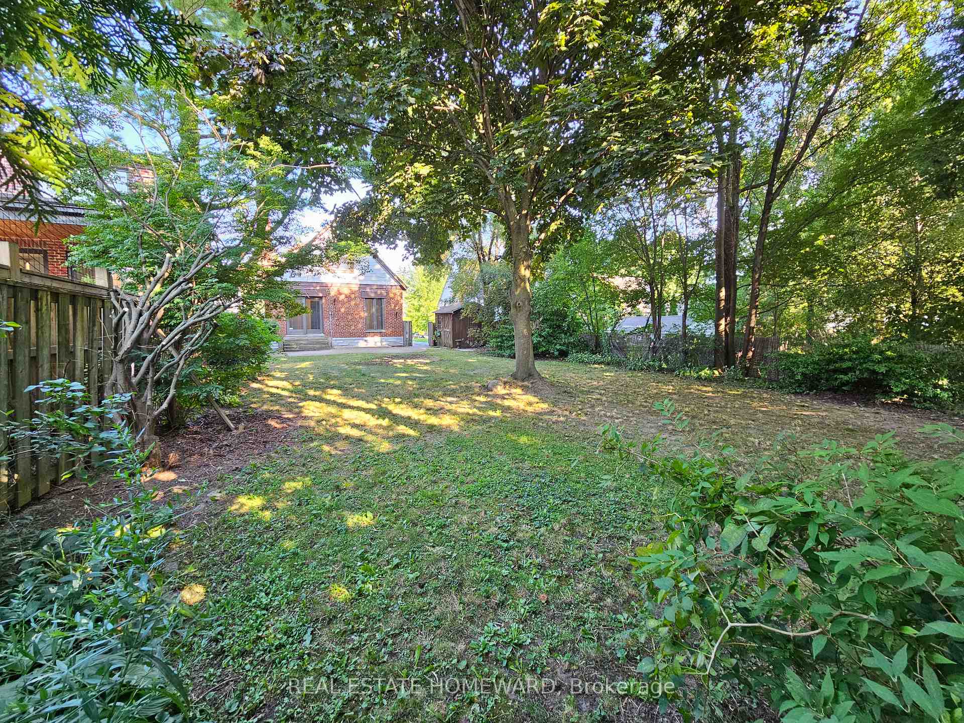 Photo 35 of 44 Harris Park Drive, Scarborough, Clairlea-Birchmount — HOMEH