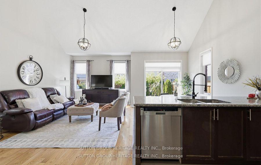 Photo 9 of 19 Northglen Boulevard, Clarington, Bowmanville — HOMEH