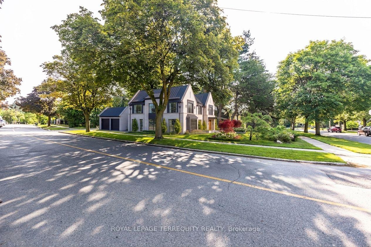 Photo 4 of 2 Chieftain Crescent, North York, St. Andrew-Windfields — HOMEH