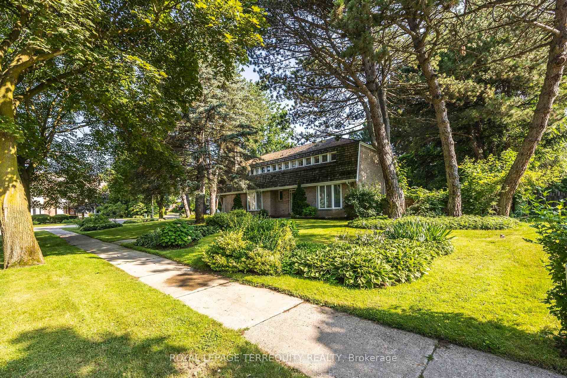 Photo 16 of 2 Chieftain Crescent, North York, St. Andrew-Windfields — HOMEH
