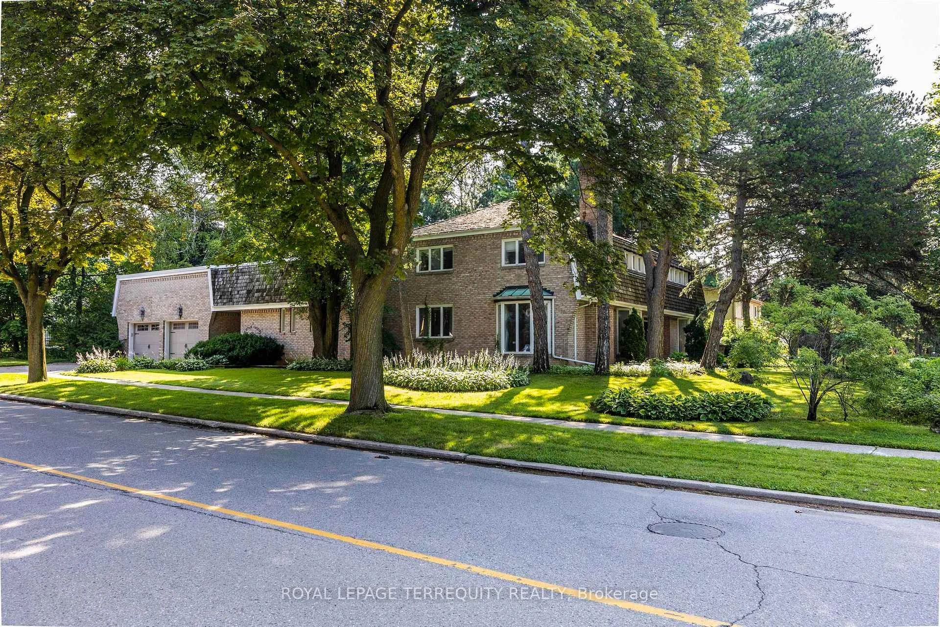 Photo 7 of 2 Chieftain Crescent, North York, St. Andrew-Windfields — HOMEH