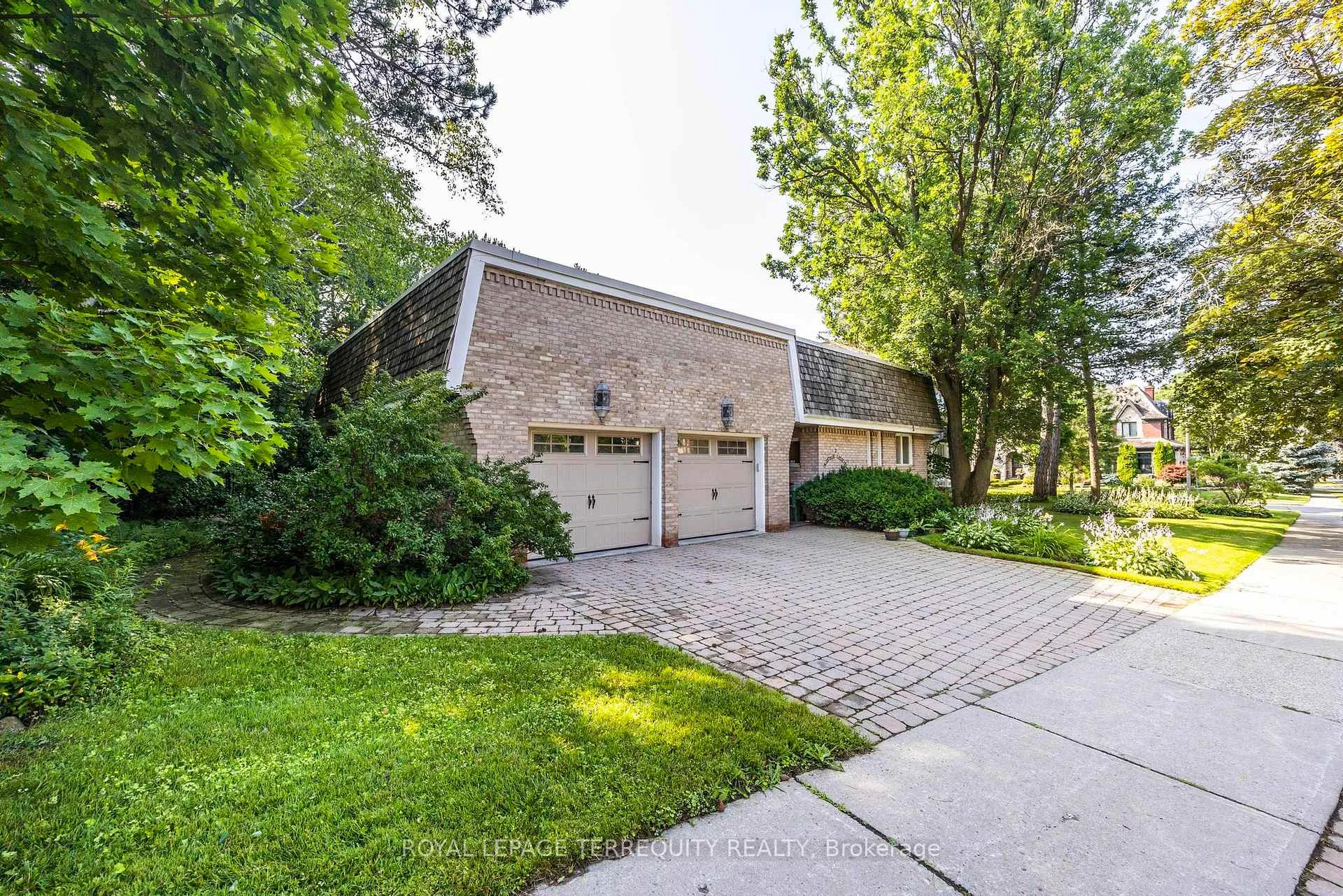 Photo 13 of 2 Chieftain Crescent, North York, St. Andrew-Windfields — HOMEH