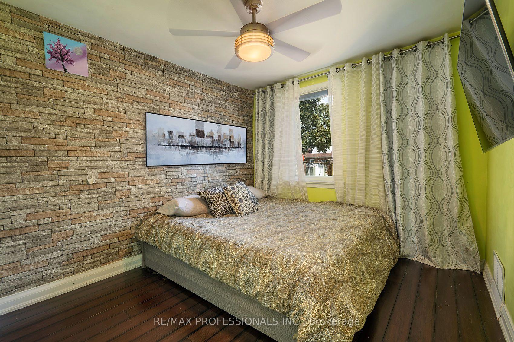 Photo 15 of 43 Fifteenth Street, Etobicoke, New Toronto — HOMEH