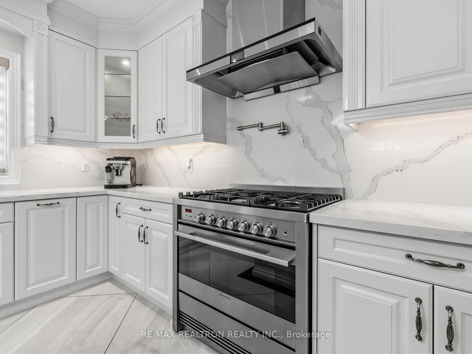 Photo 15 of 12 Anglin Drive, Richmond Hill, Jefferson — HOMEH
