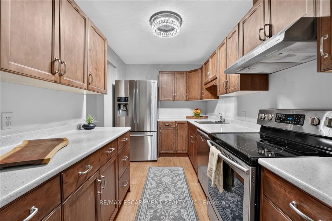 Photo 6 of Unit 301, 5 Niagara Street, Grimsby, Grimsby West — HOMEH