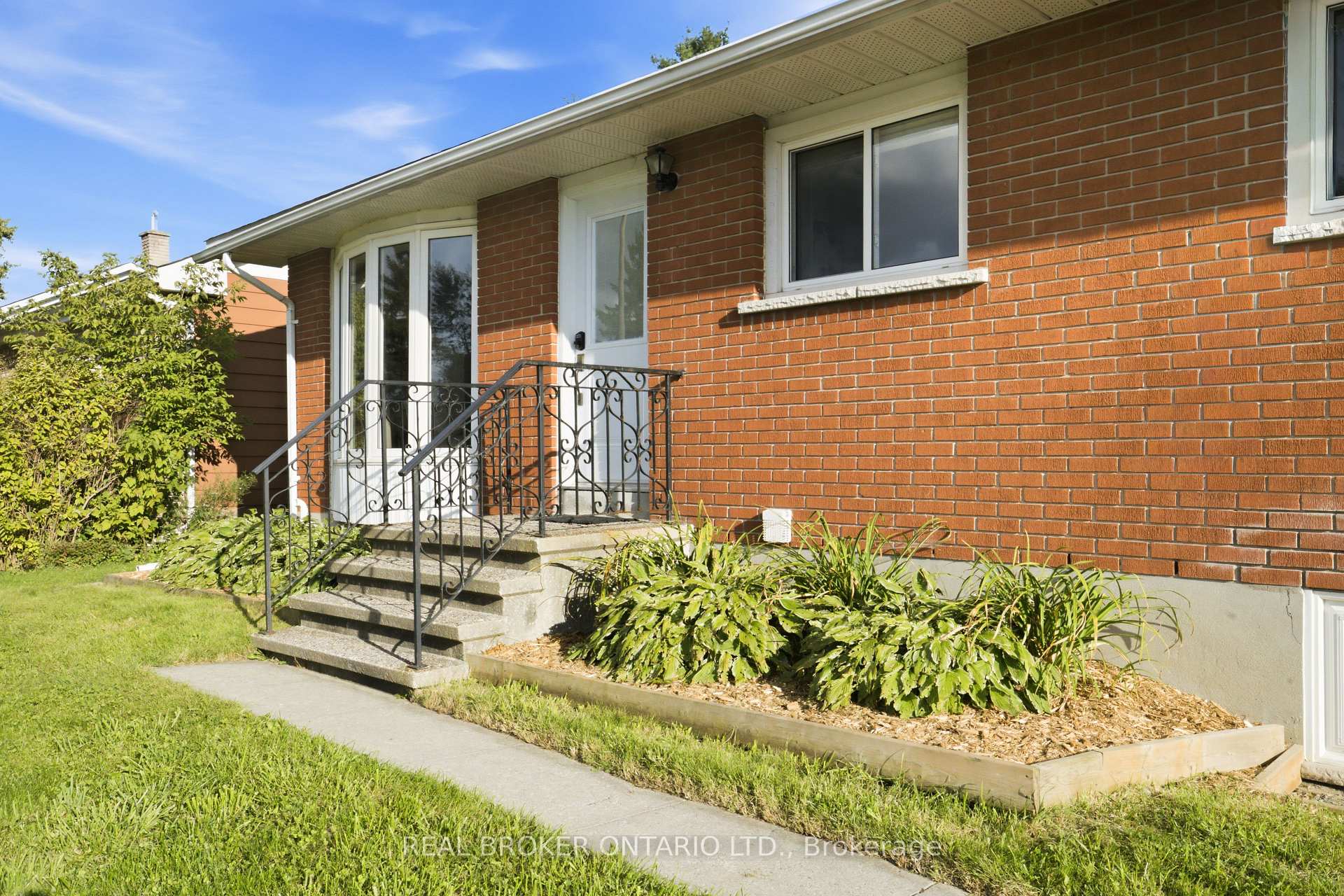 Photo 2 of 82 Meadowlands Drive W, Ottawa, Meadowlands/Crestview — HOMEH