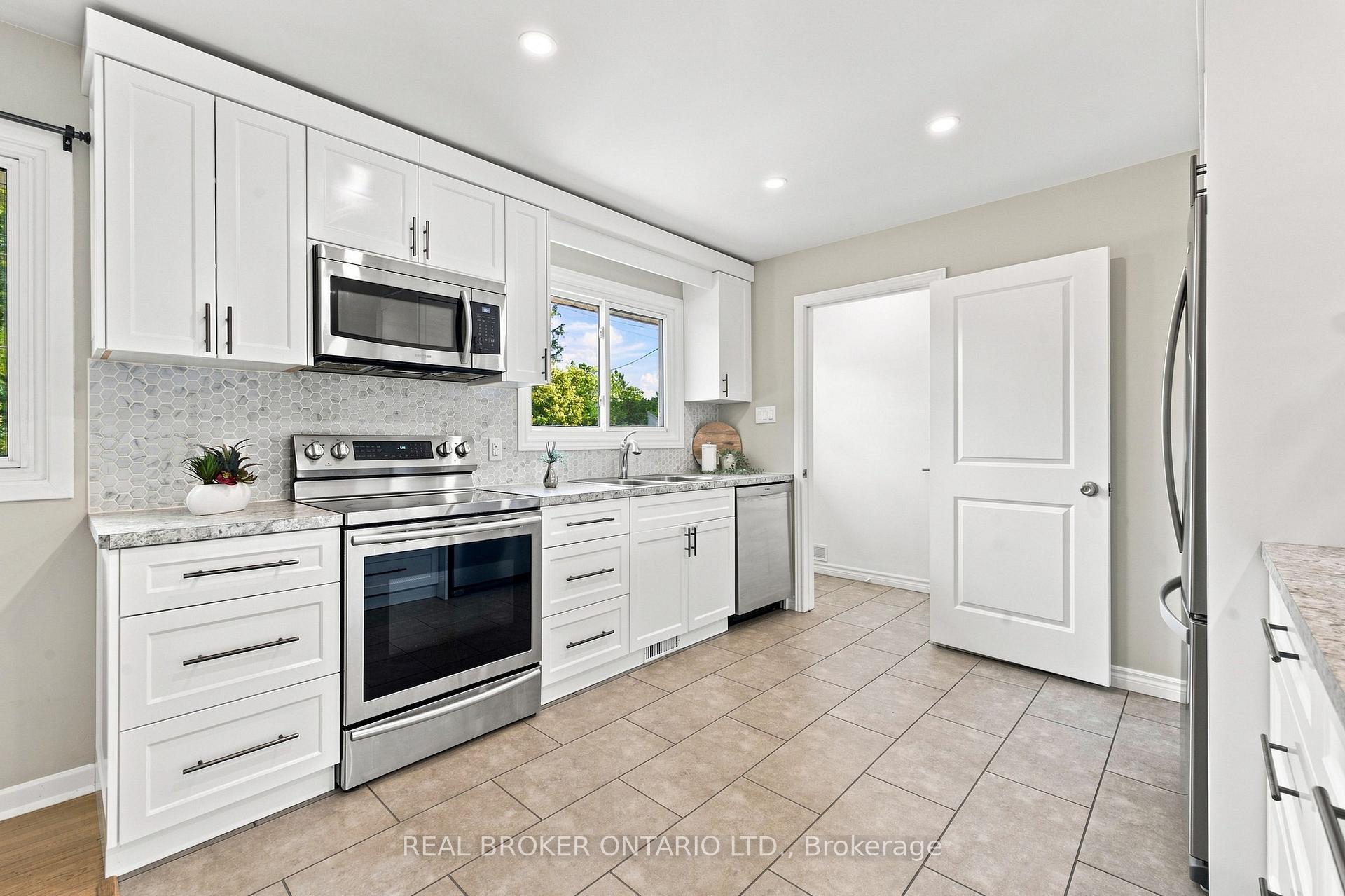 Photo 13 of 82 Meadowlands Drive W, Ottawa, Meadowlands/Crestview — HOMEH