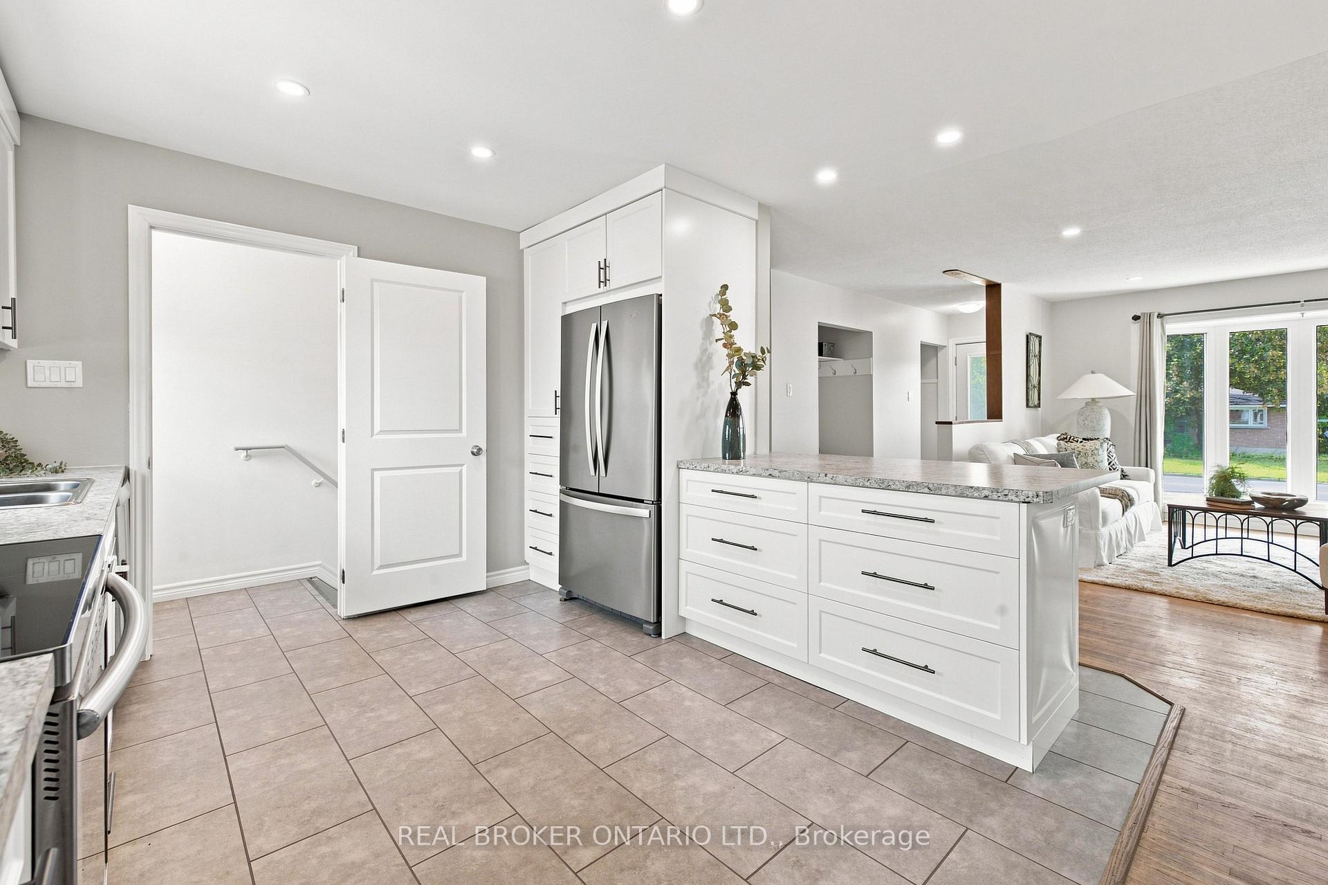 Photo 15 of 82 Meadowlands Drive W, Ottawa, Meadowlands/Crestview — HOMEH
